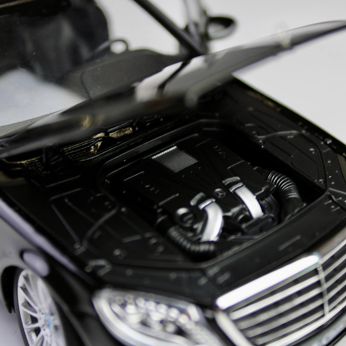 Welly Mercedes-Benz S-Class 1:24 Die-Cast Model Car