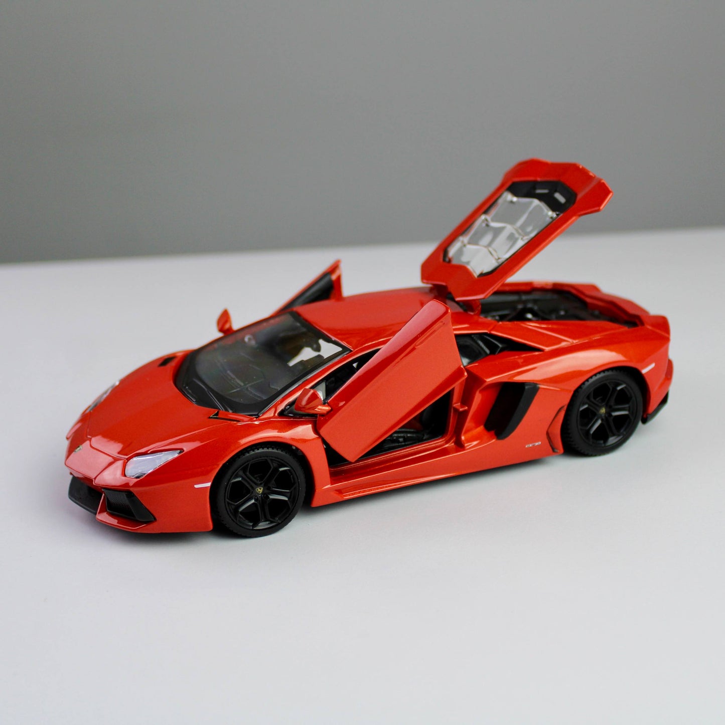 Maisto Lamborghini Aventador coupe 700-4 1:24 Die-Cast Model Car