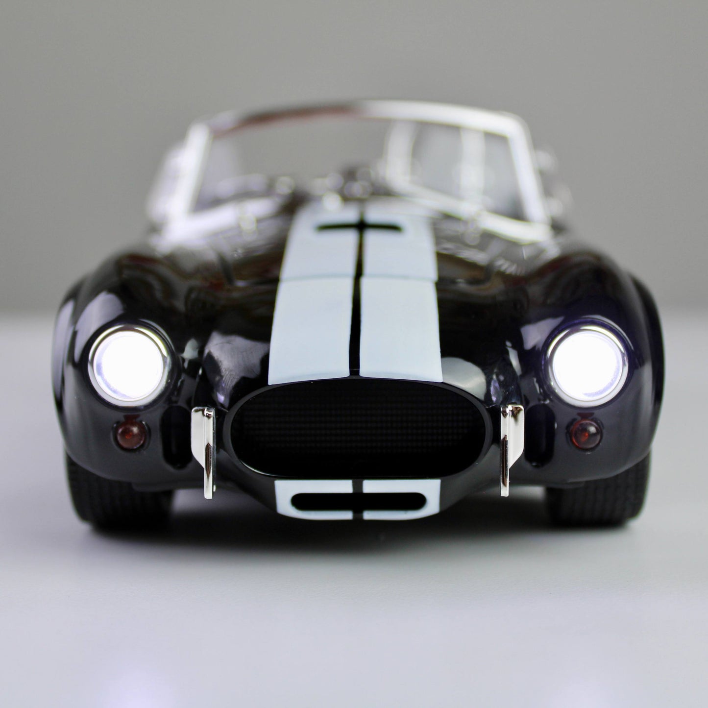 Ford Shelby Cobra 427 S/C 1:24 Die-Cast Model Car