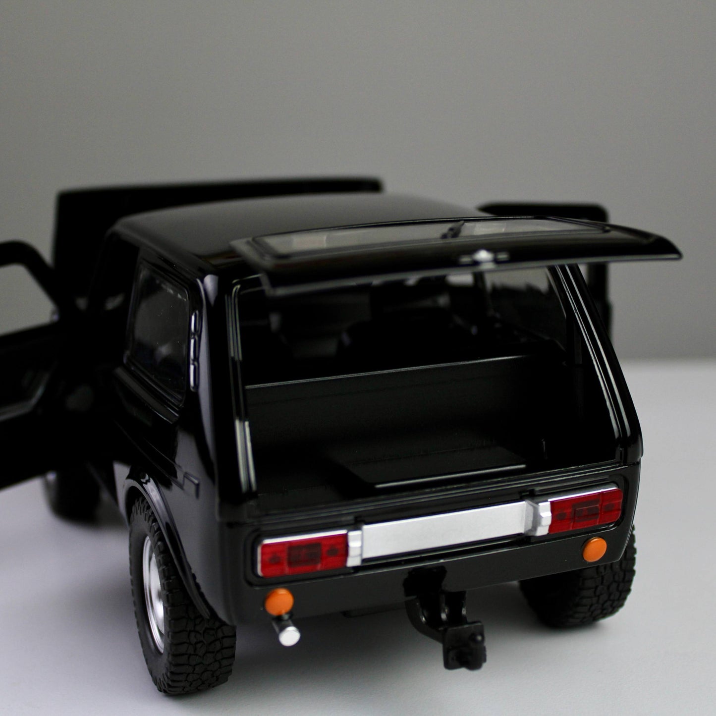 Lada Niva 1:18 Die-Cast Model SUV