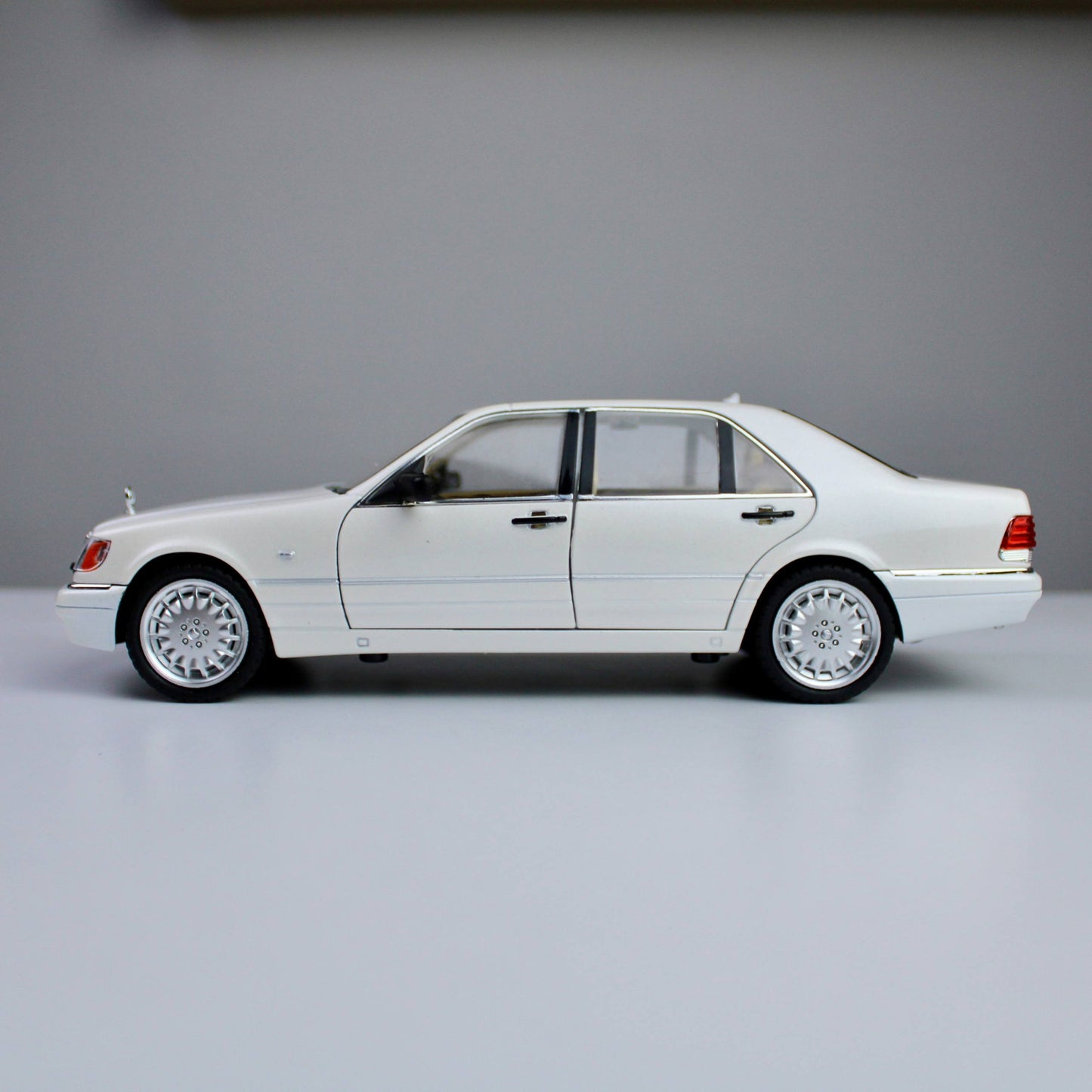 Mercedes-Benz S320 Classic Model Car – 1:24 Scale