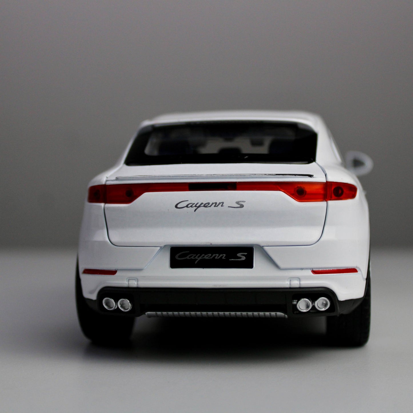 Porsche Cayenne S – 1:24 Die-Cast SUV Model with Light & Sound