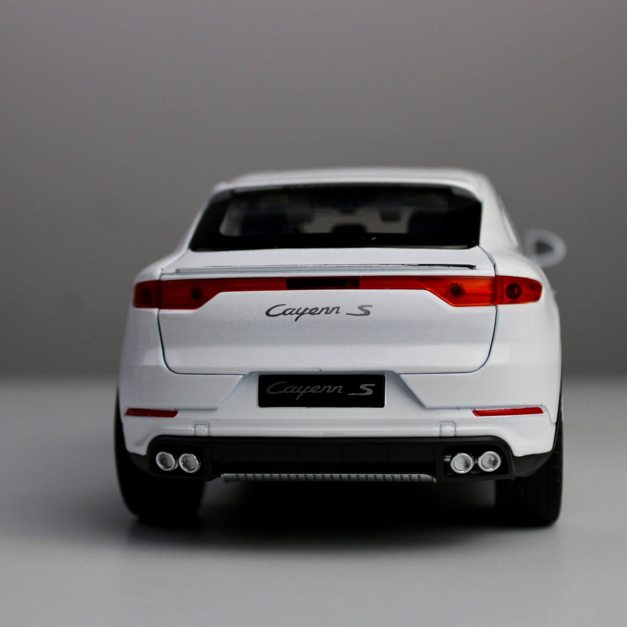 Porsche Cayenne S – 1:24 Die-Cast SUV Model with Light & Sound