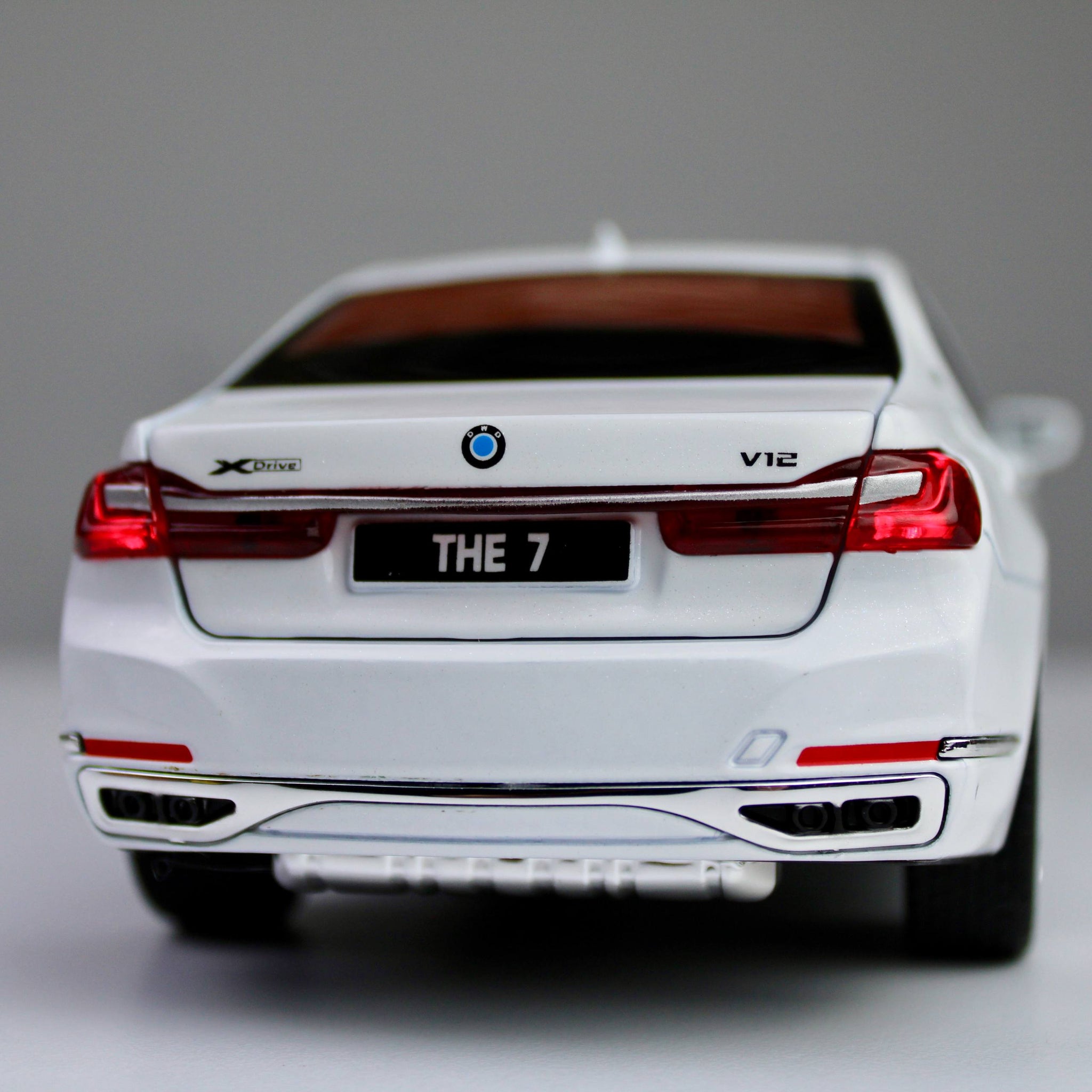 BMW 760Li Luxury Edition – 1:24 Die-Cast Model with Light & Sound