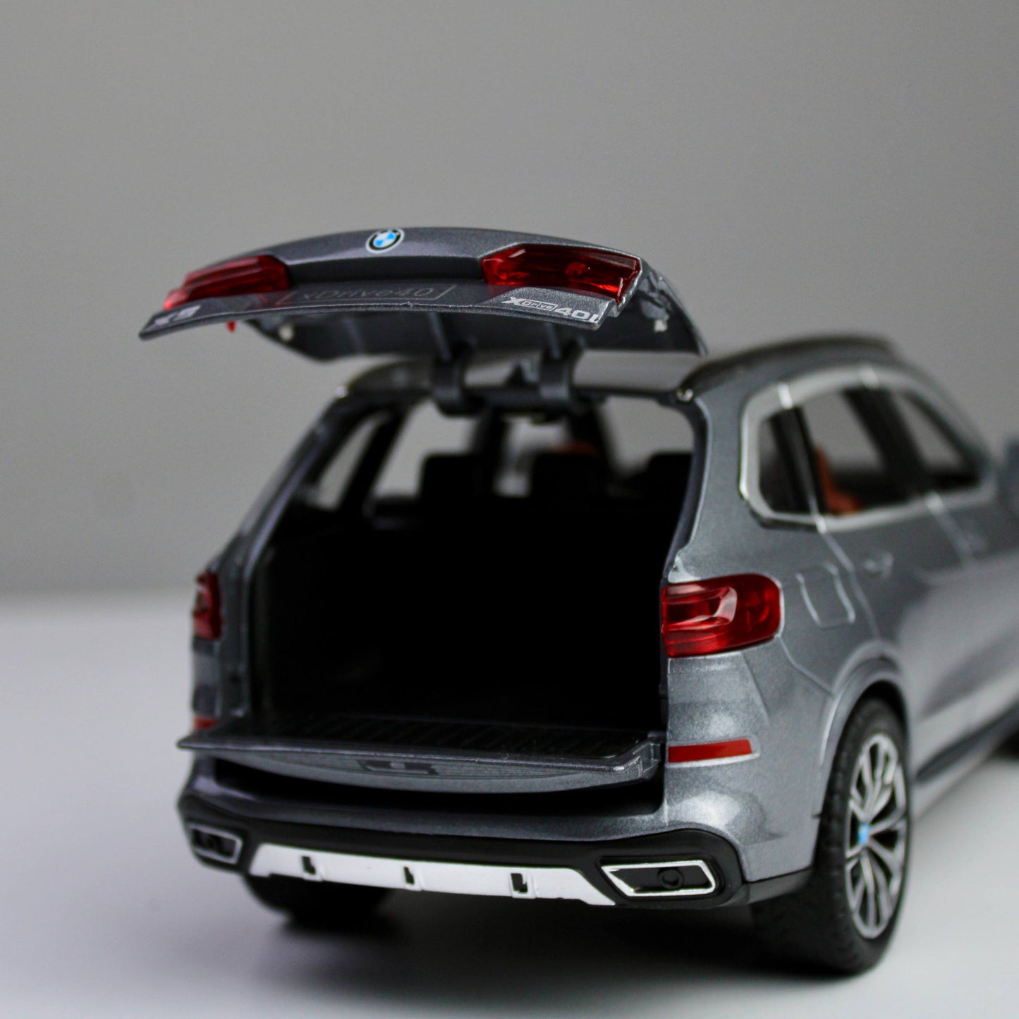 BMW X5 M Performance – نموذج سيارة رياضية متعددة الاستخدامات (SUV) مصبوبة بمقياس 1:24 مع أضواء LED