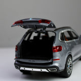 BMW X5 M Performance – نموذج سيارة رياضية متعددة الاستخدامات (SUV) مصبوبة بمقياس 1:24 مع أضواء LED