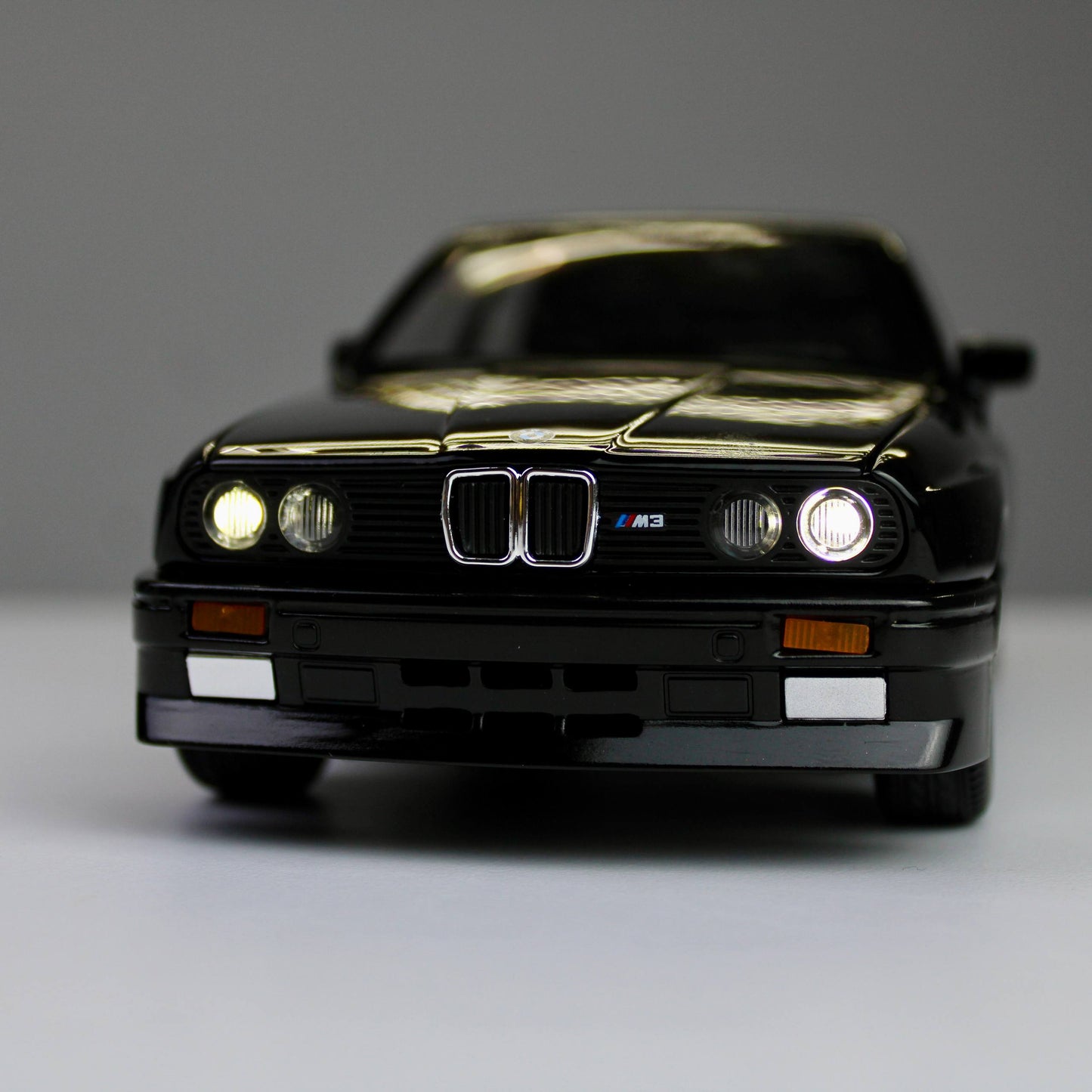 BMW M3 E30 – 1:24 Classic Die-Cast Model Car