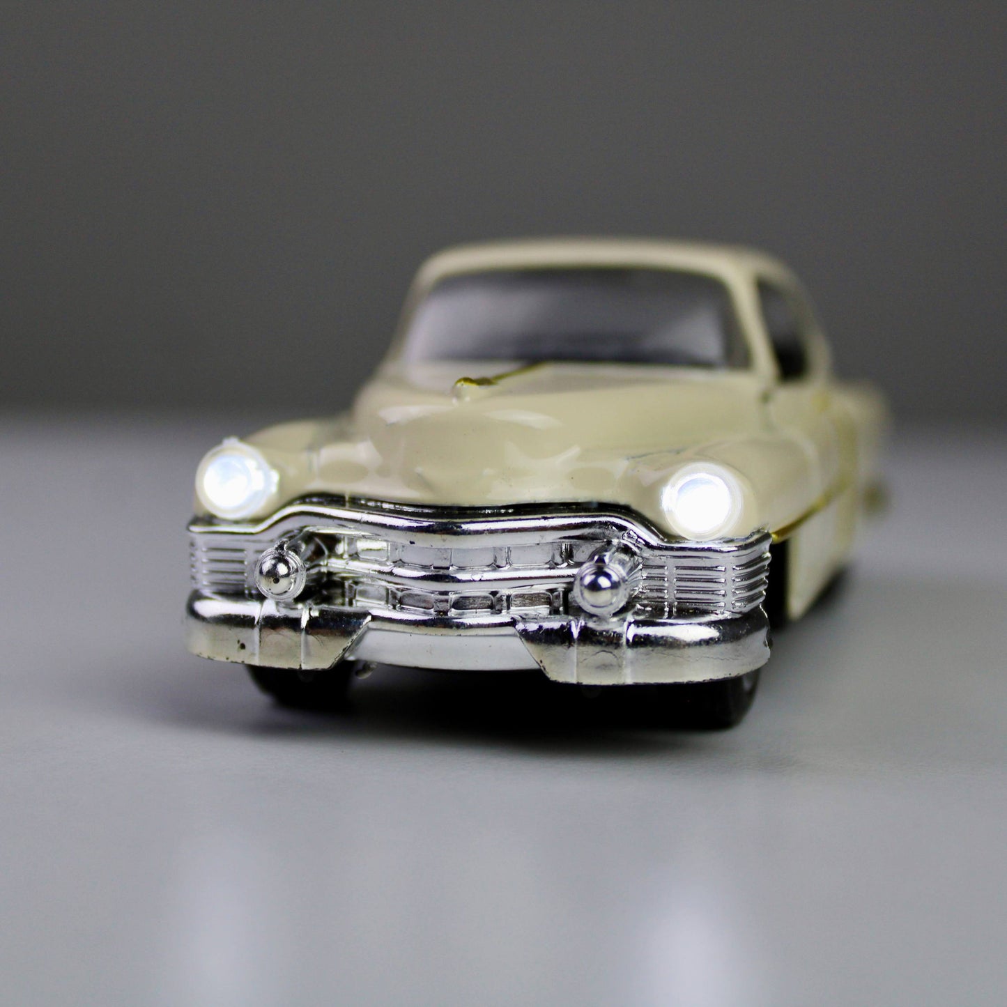Classic Cadillac Die-Cast Model Car – 1:32 Scale