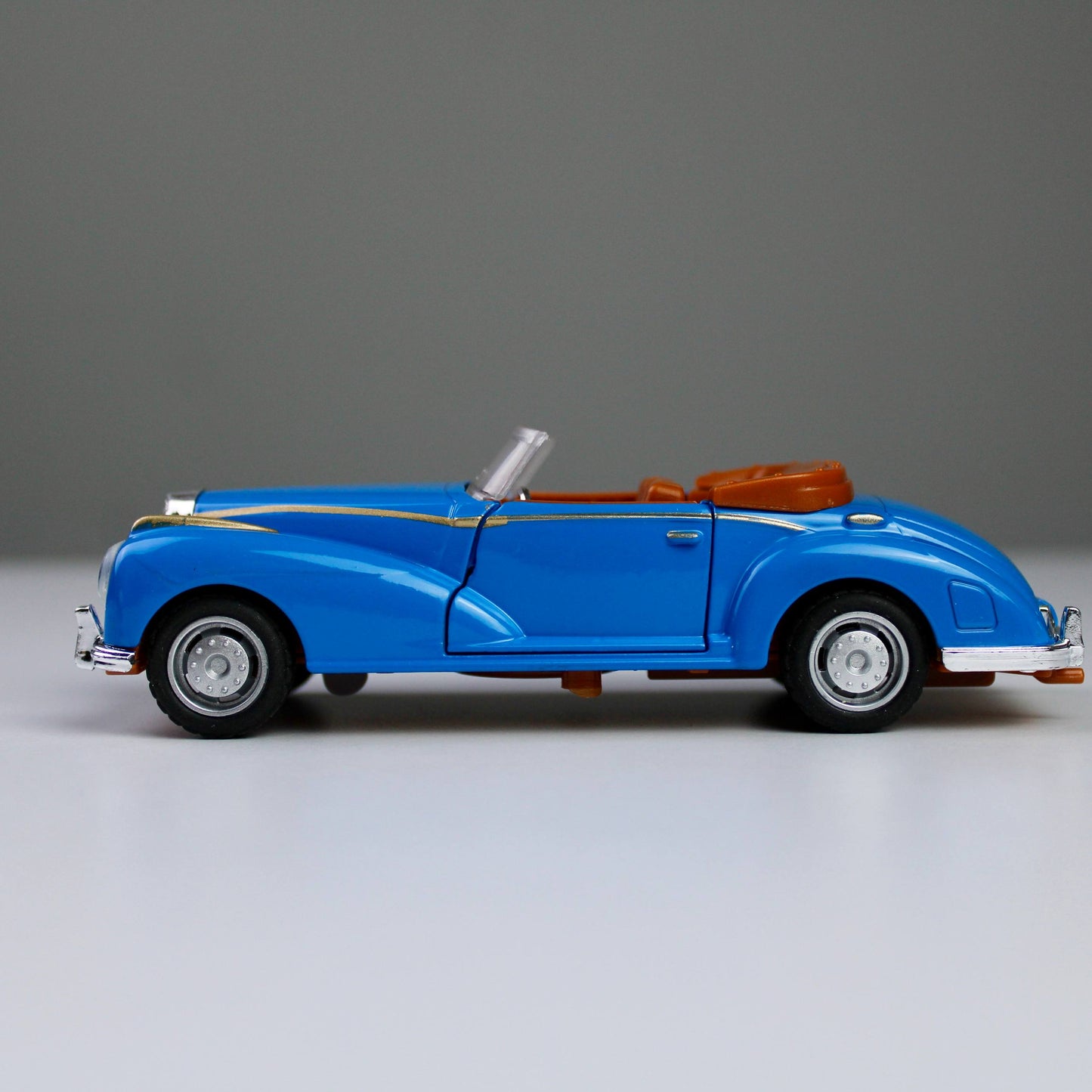 Vintage Classic Die-Cast Model Car – 1:32 Scale