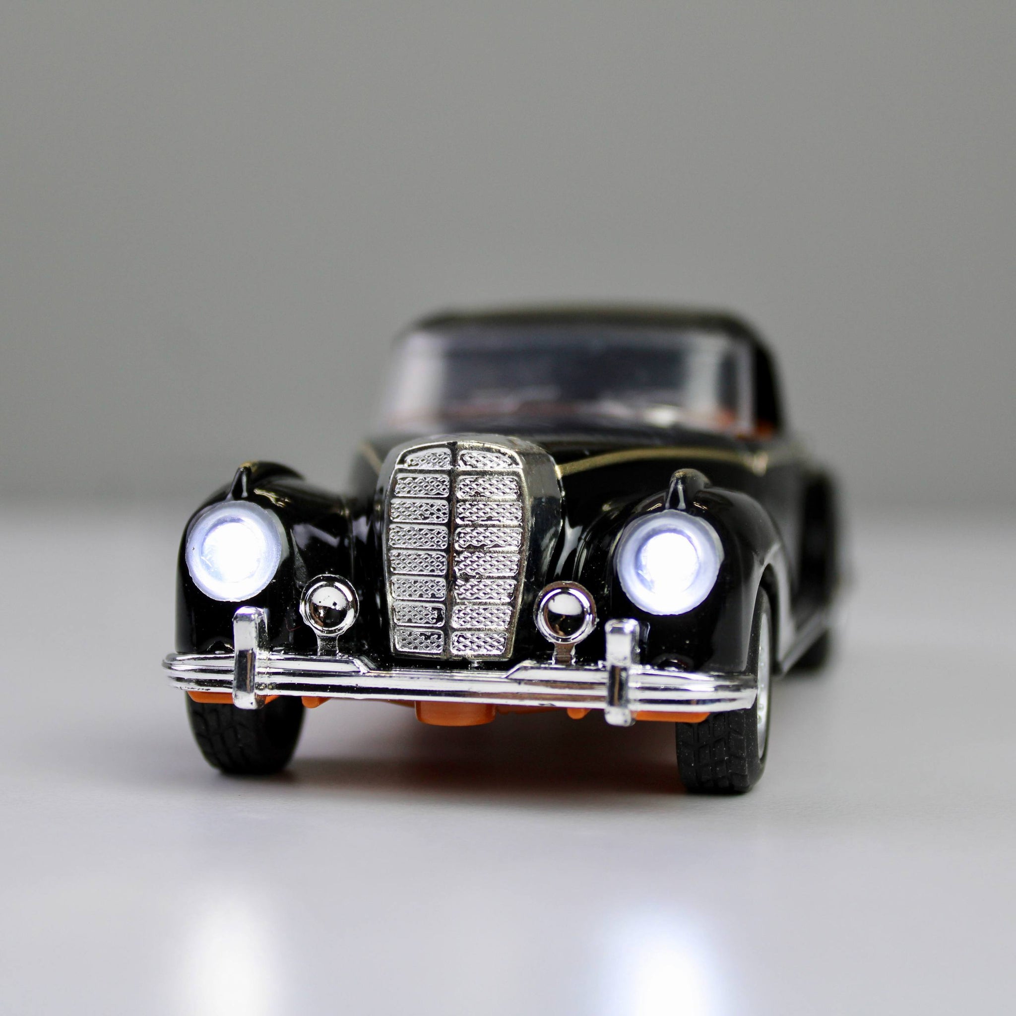 Classic Die-Cast Model Car – 1:32 Scale