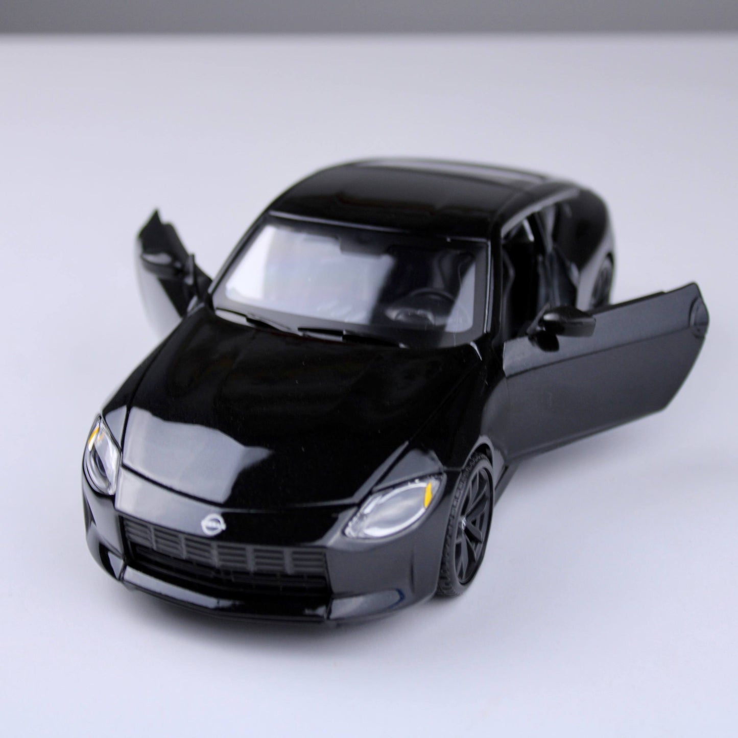 Nissan Z 2023 Die-Cast Model Car – Maisto Special Edition (1:24 Scale)