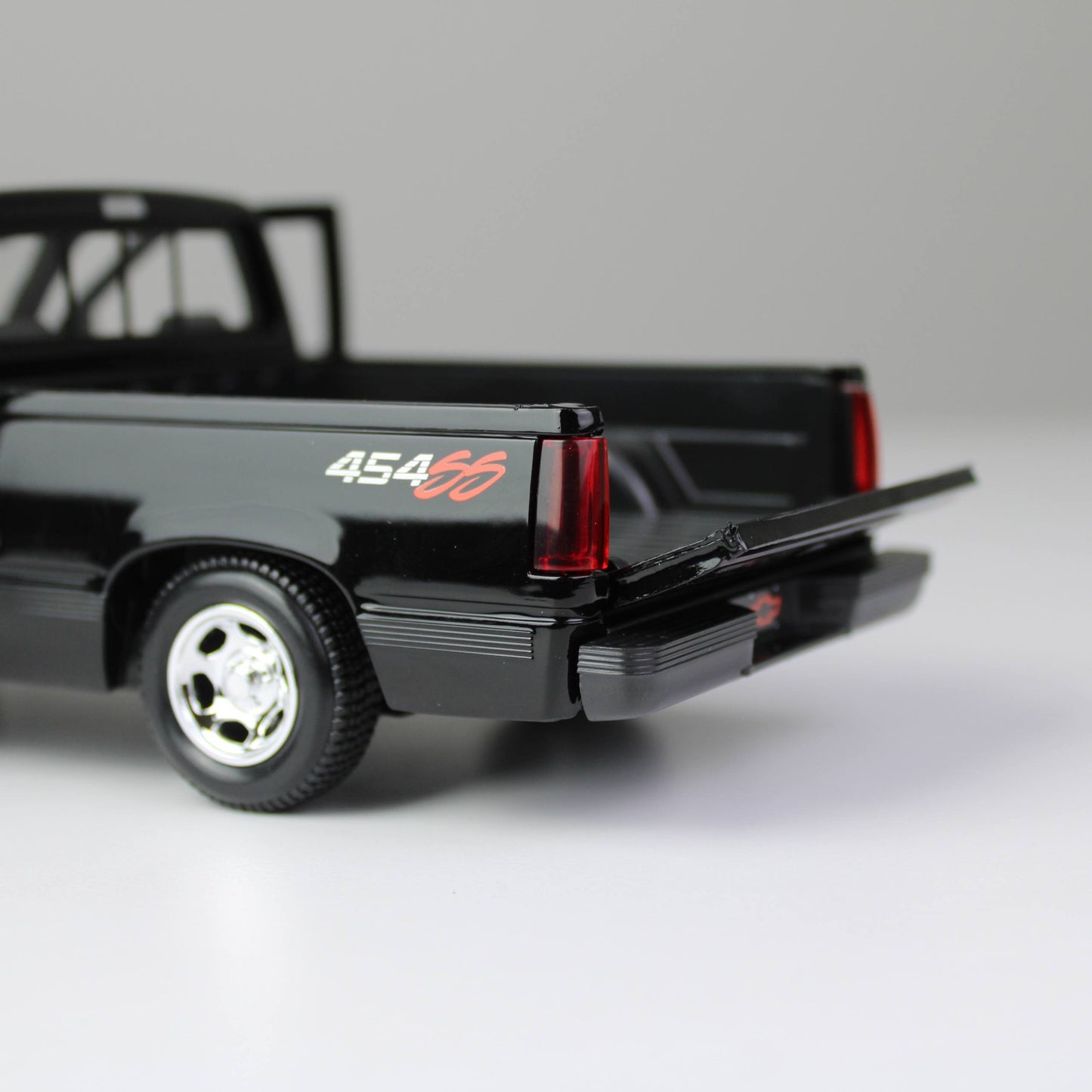 Maisto Chevrolet 454 SS 1993 Die-Cast Pickup Truck (1:24)