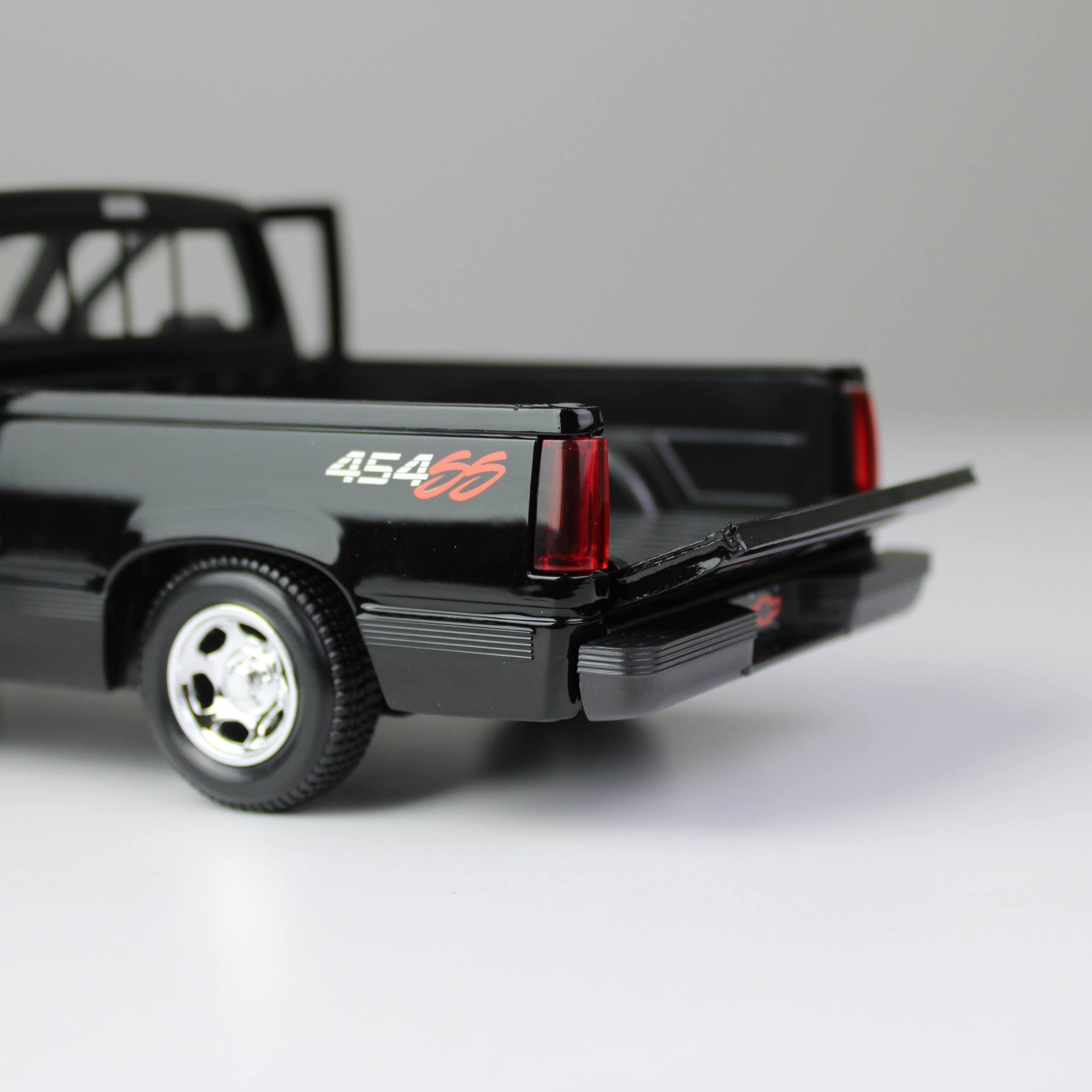 Maisto Chevrolet 454 SS 1993 Die-Cast Pickup Truck (1:24)