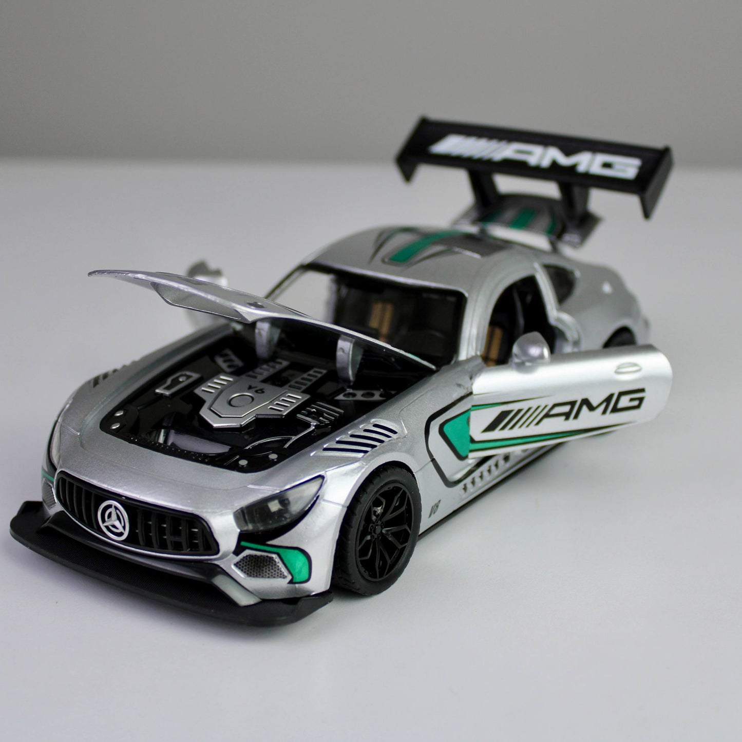 سيارة سباق AMG GT3 المصبوبة من المعدن - بمقياس 1:24 مع أضواء وأصوات