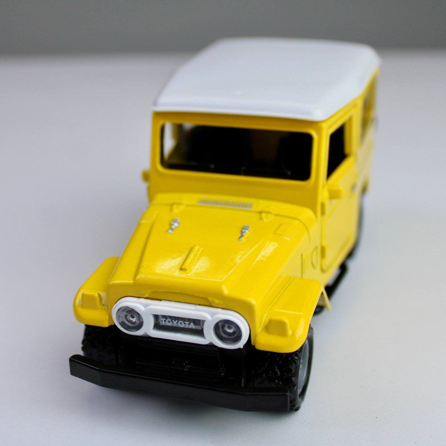 Toyota FJ40 Diecast Model 1:38