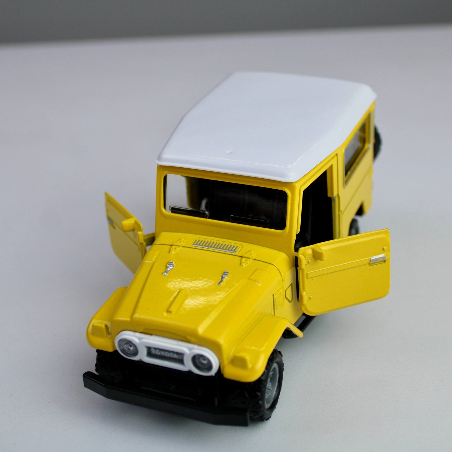 Toyota FJ40 Diecast Model 1:38