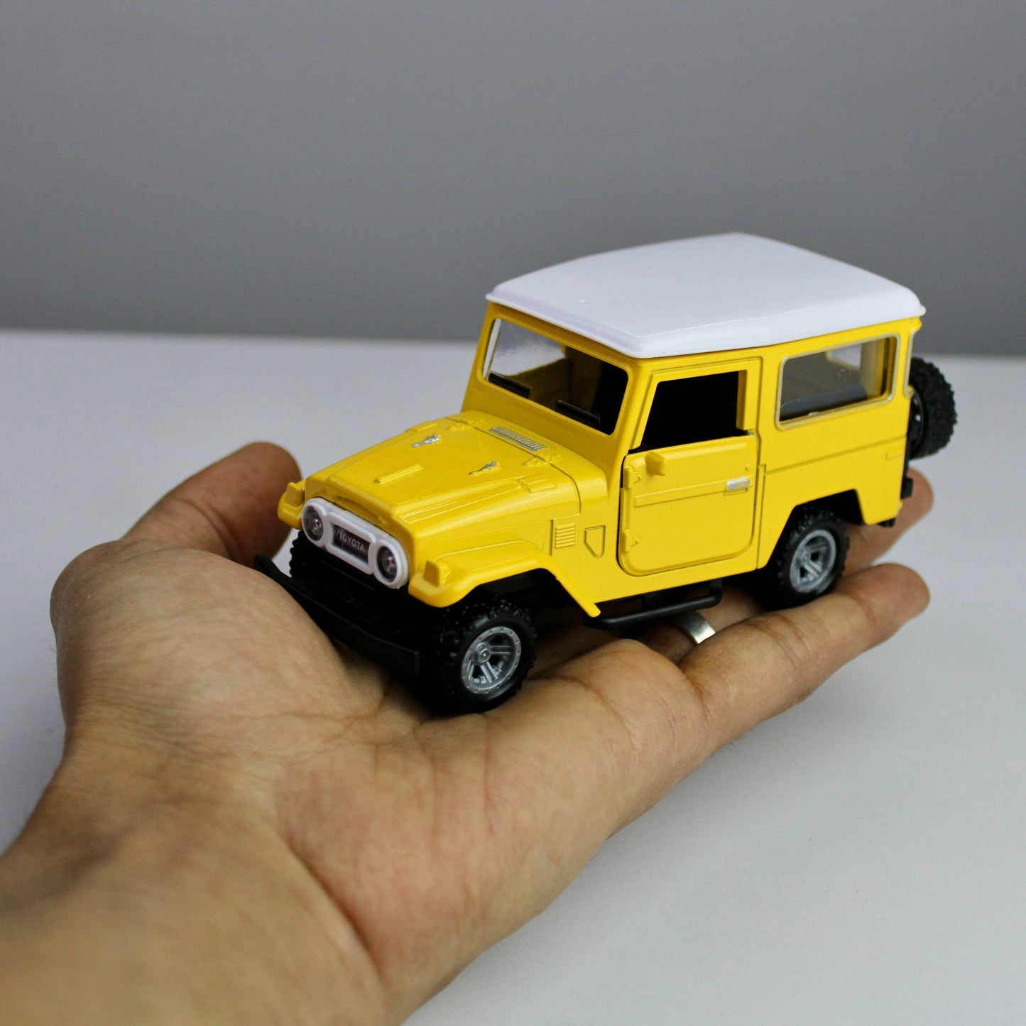 Toyota FJ40 Diecast Model 1:38