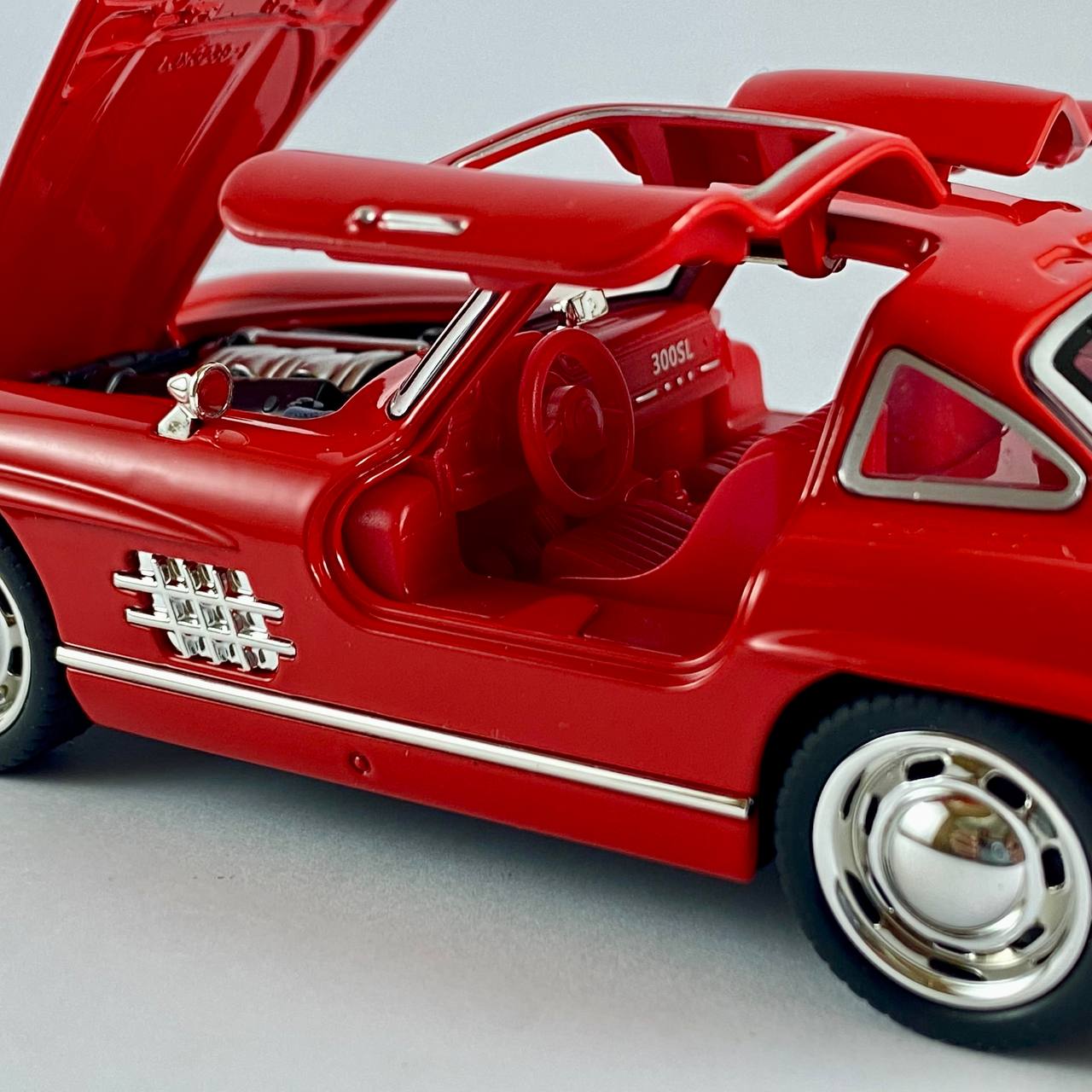 Mercedes-Benz 300SL 1:32 Scale Die-Cast Model Car