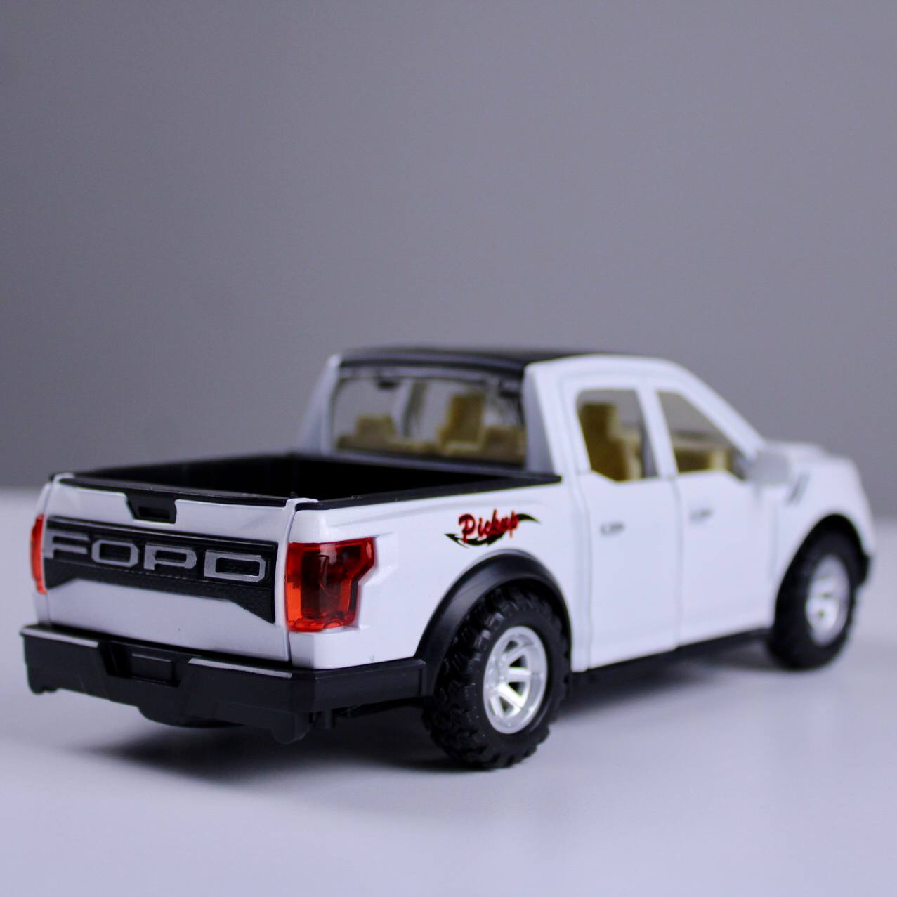 Pickup Truck – 1:32 Scale