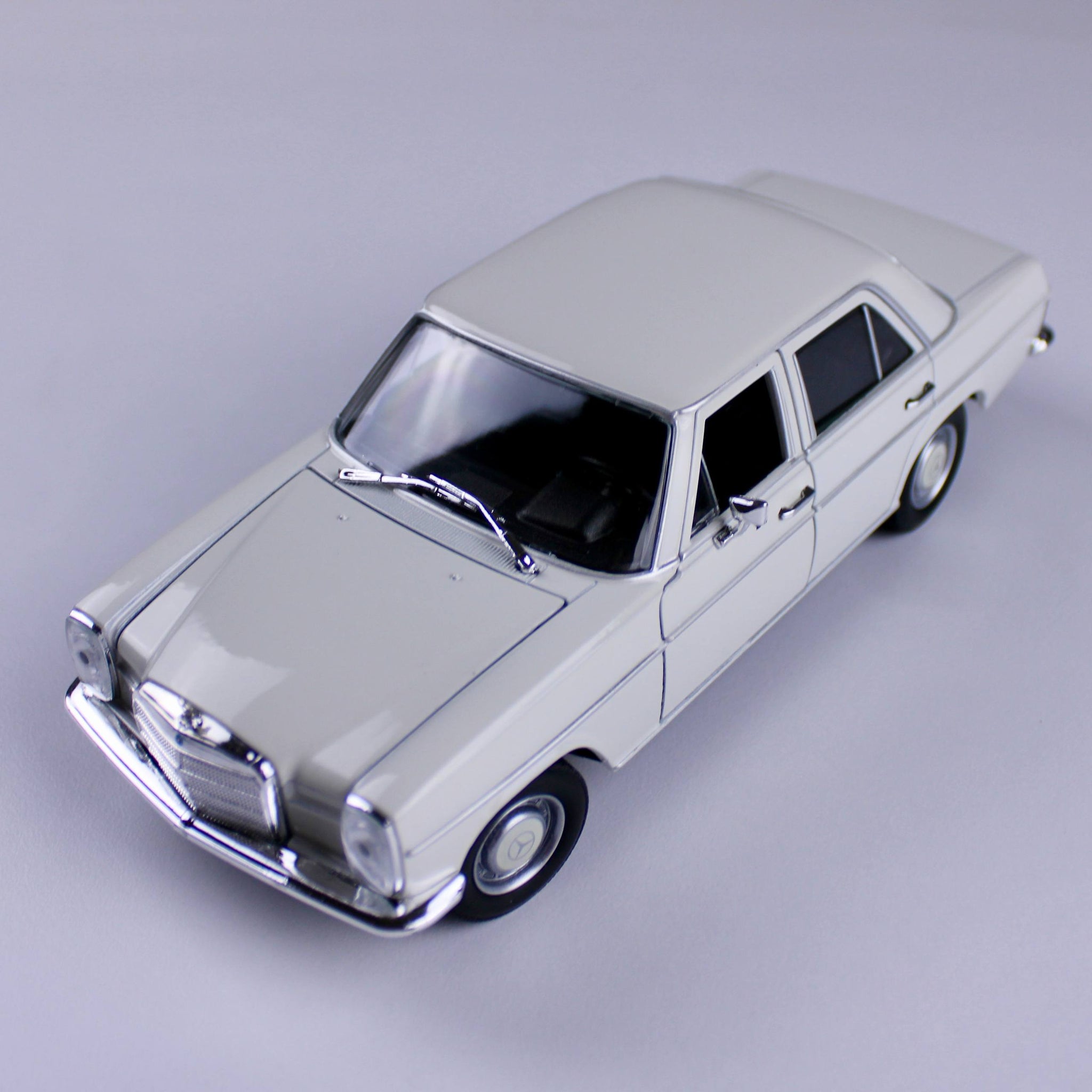 Mercedes-Benz 220 Die-Cast Model – White