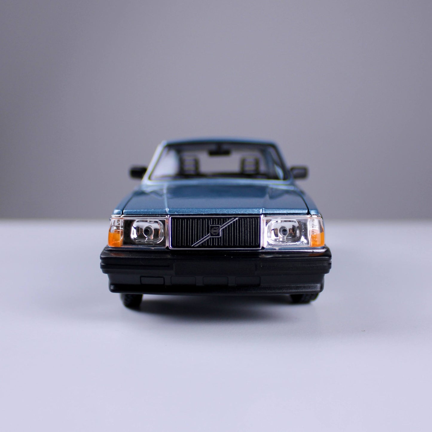 مجسم سيارة فولفو 240 GL – أزرق سماوي