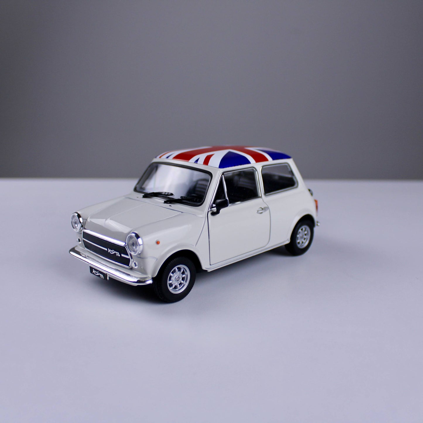 مجسم سيارة ميني كوبر 1300 كلاسيك – لون أبيض