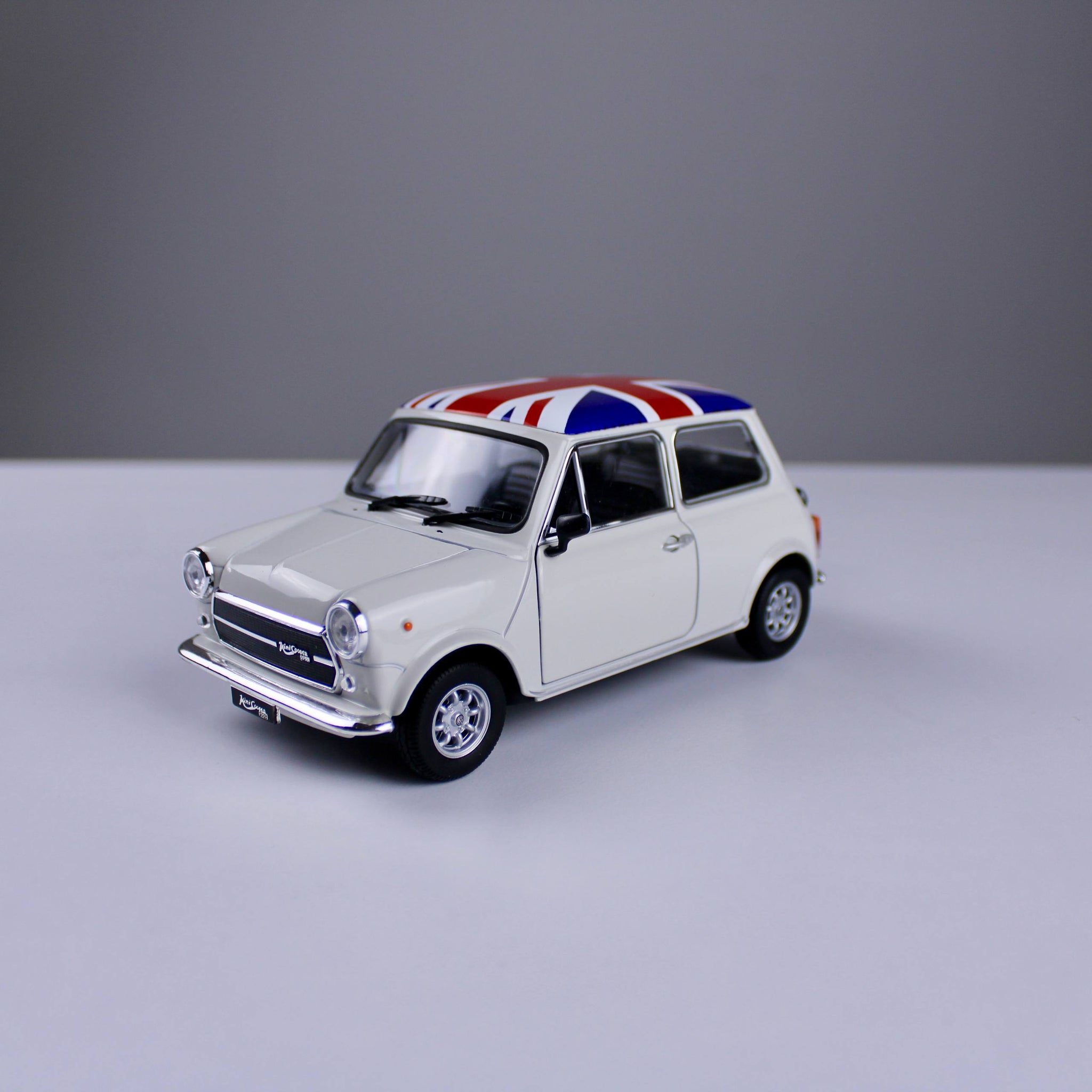 مجسم سيارة ميني كوبر 1300 كلاسيك – لون أبيض