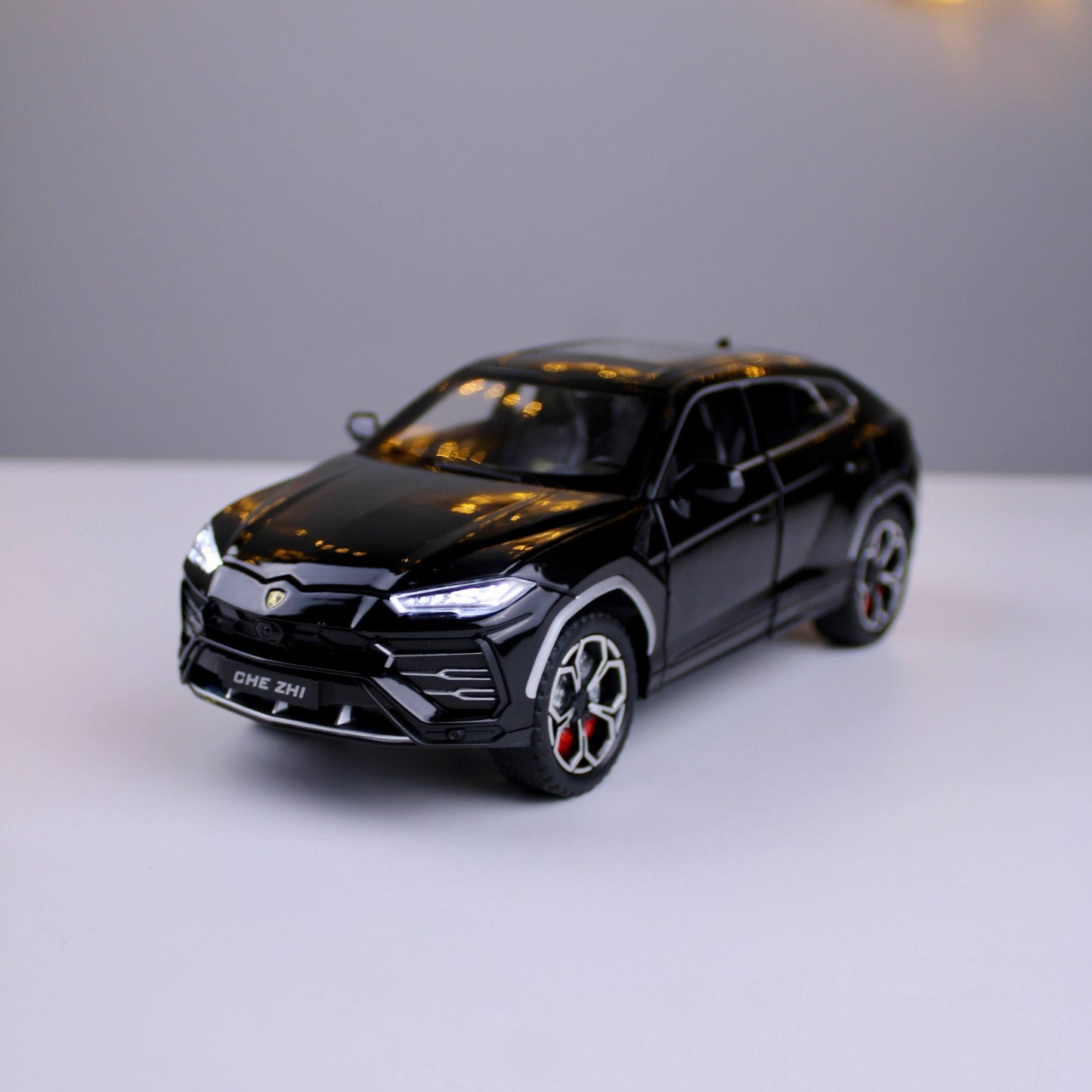 Lamborghini Urus Die-Cast Model Car – 1:24 Scale
