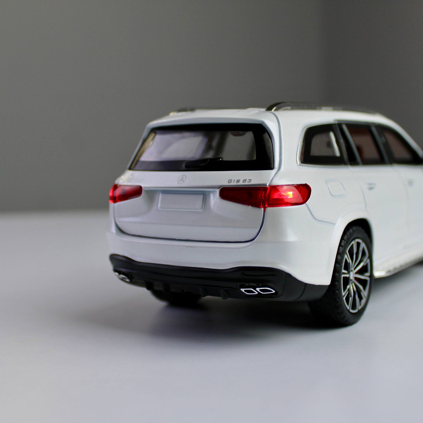 Mercedes-Benz GLS63 AMG Diecast Model – 1:24 Scale