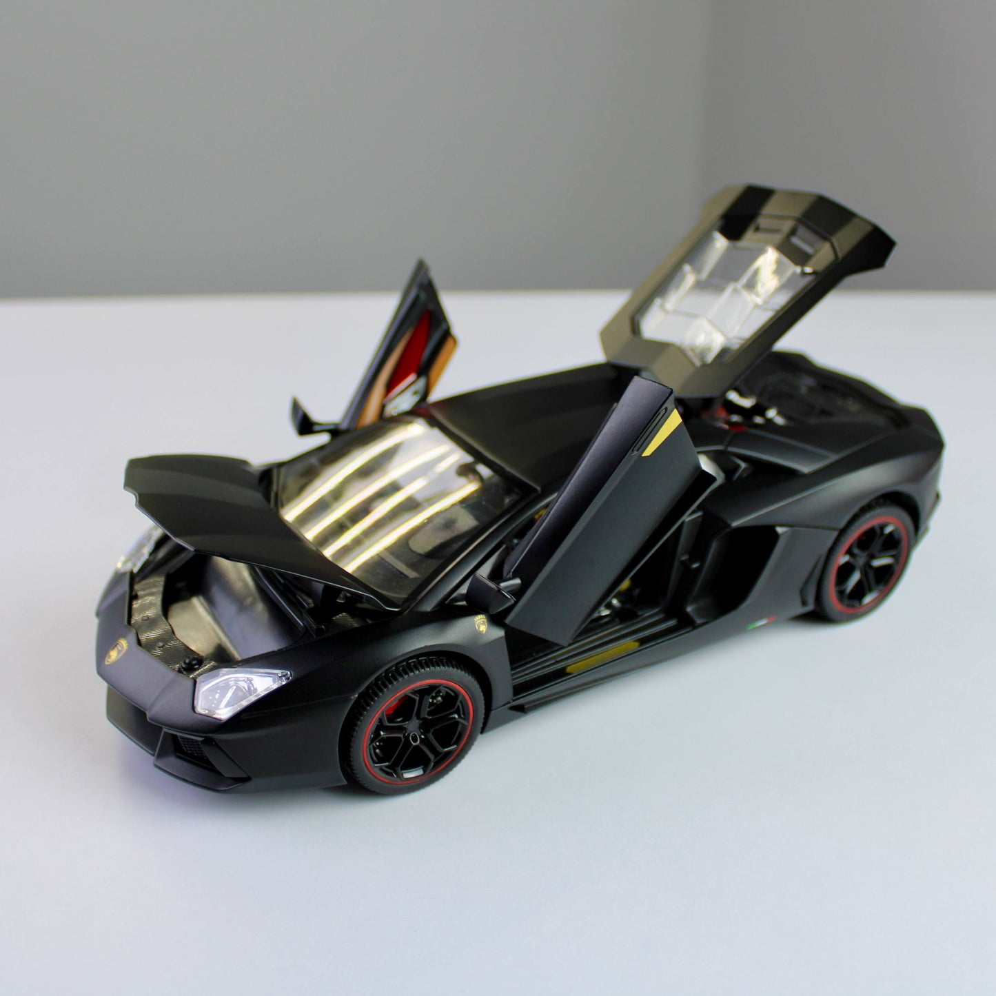 Lamborghini Countach LPI 800-4 Diecast Model – Luxury Supercar Replica (1:18)