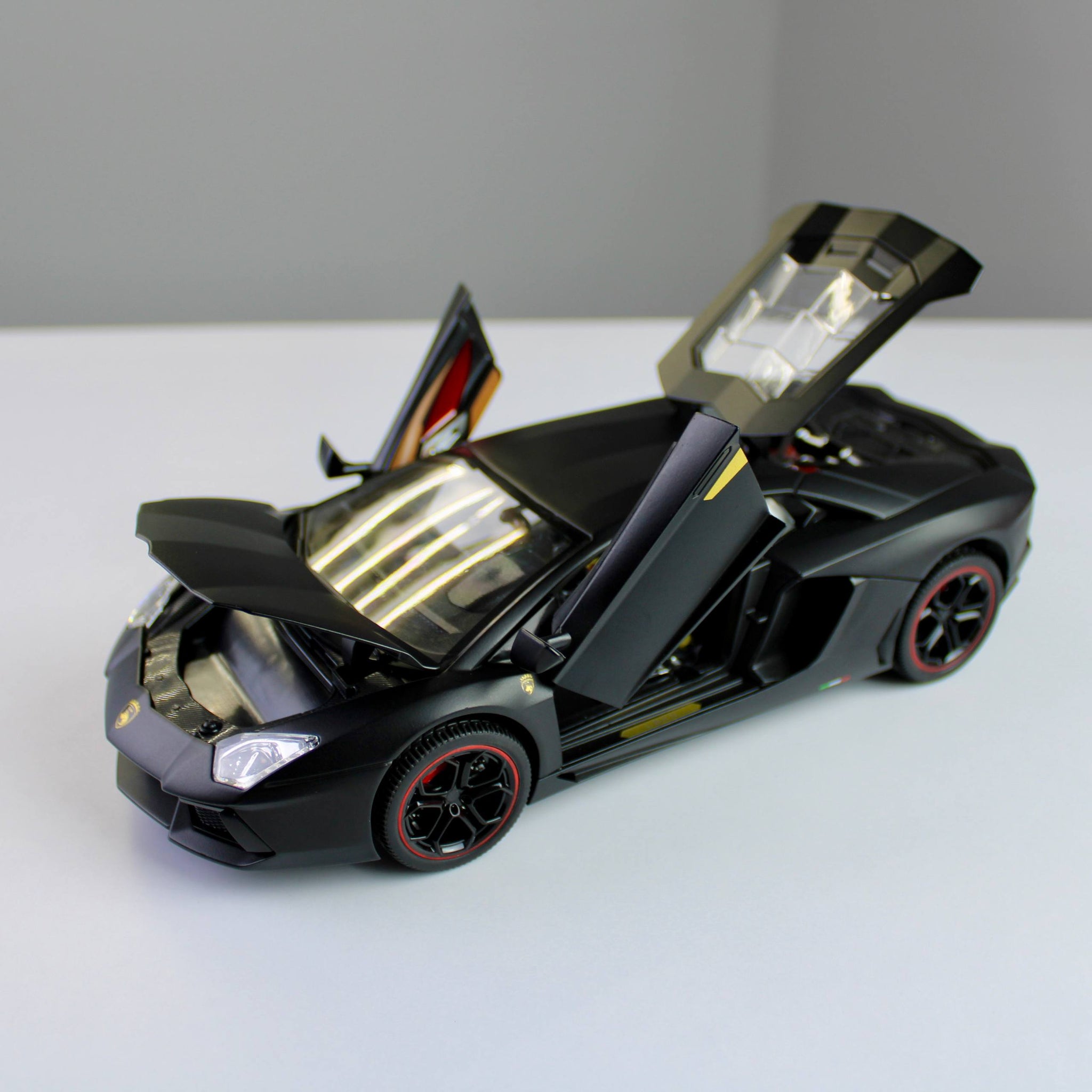 Lamborghini Countach LPI 800-4 Diecast Model – Luxury Supercar Replica (1:18)