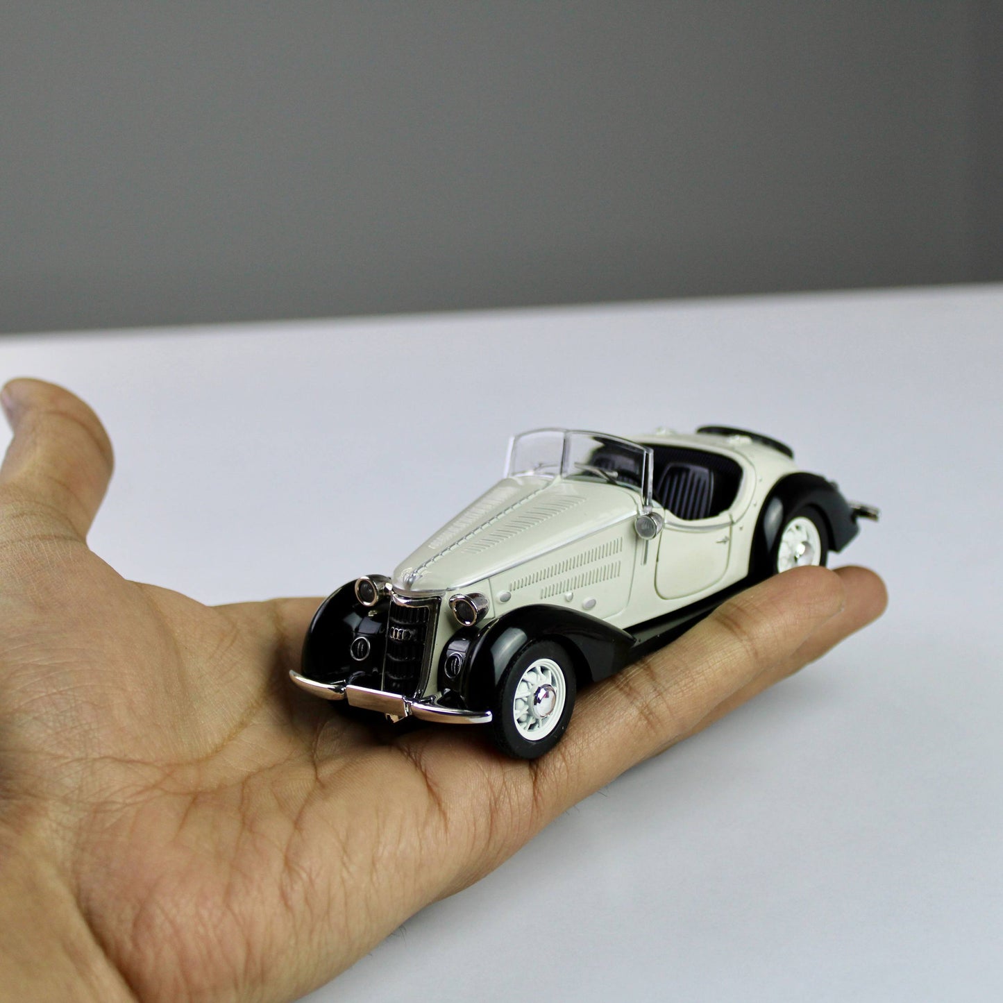 Audi Rover W25K Roadster Diecast Model – Classic Car (1:32)