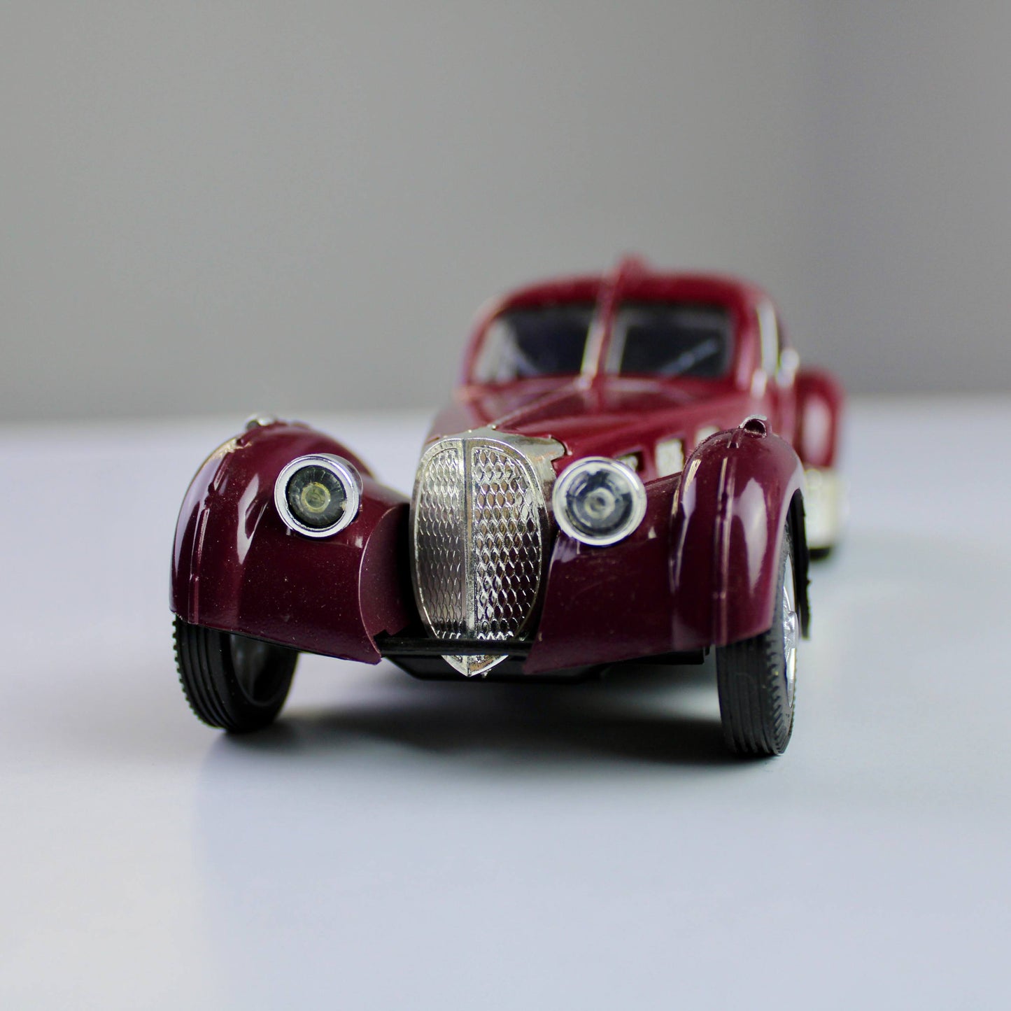 مجسم Bugatti 1936 – سيارة كلاسيكية بمقياس 1:28