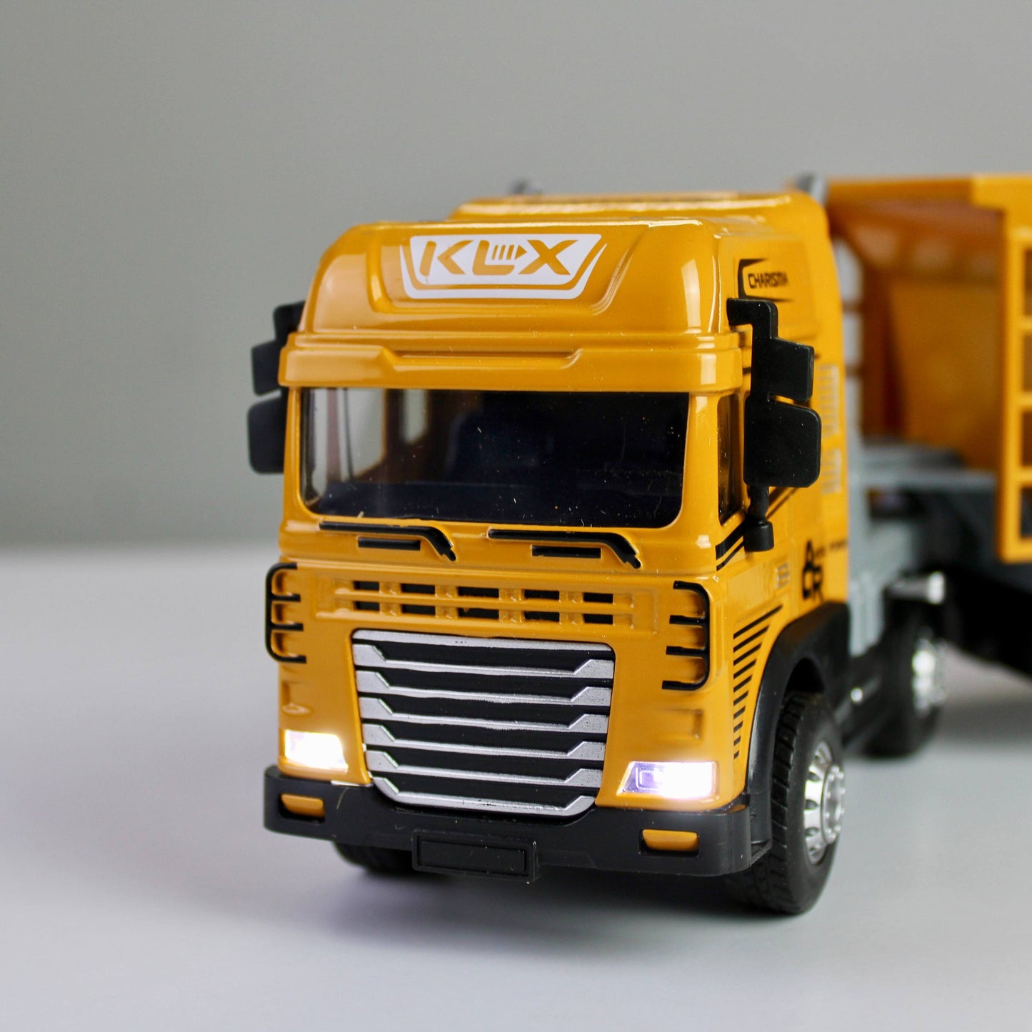 Vardem Transport Truck Diecast Model – Light, Sound