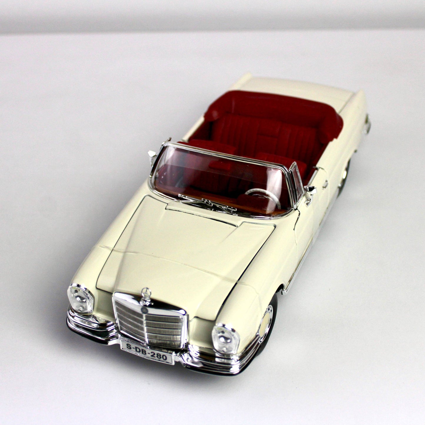 Maisto Mercedes-Benz 280 SE Cabriolet 1967 1:18 Die-Cast Model