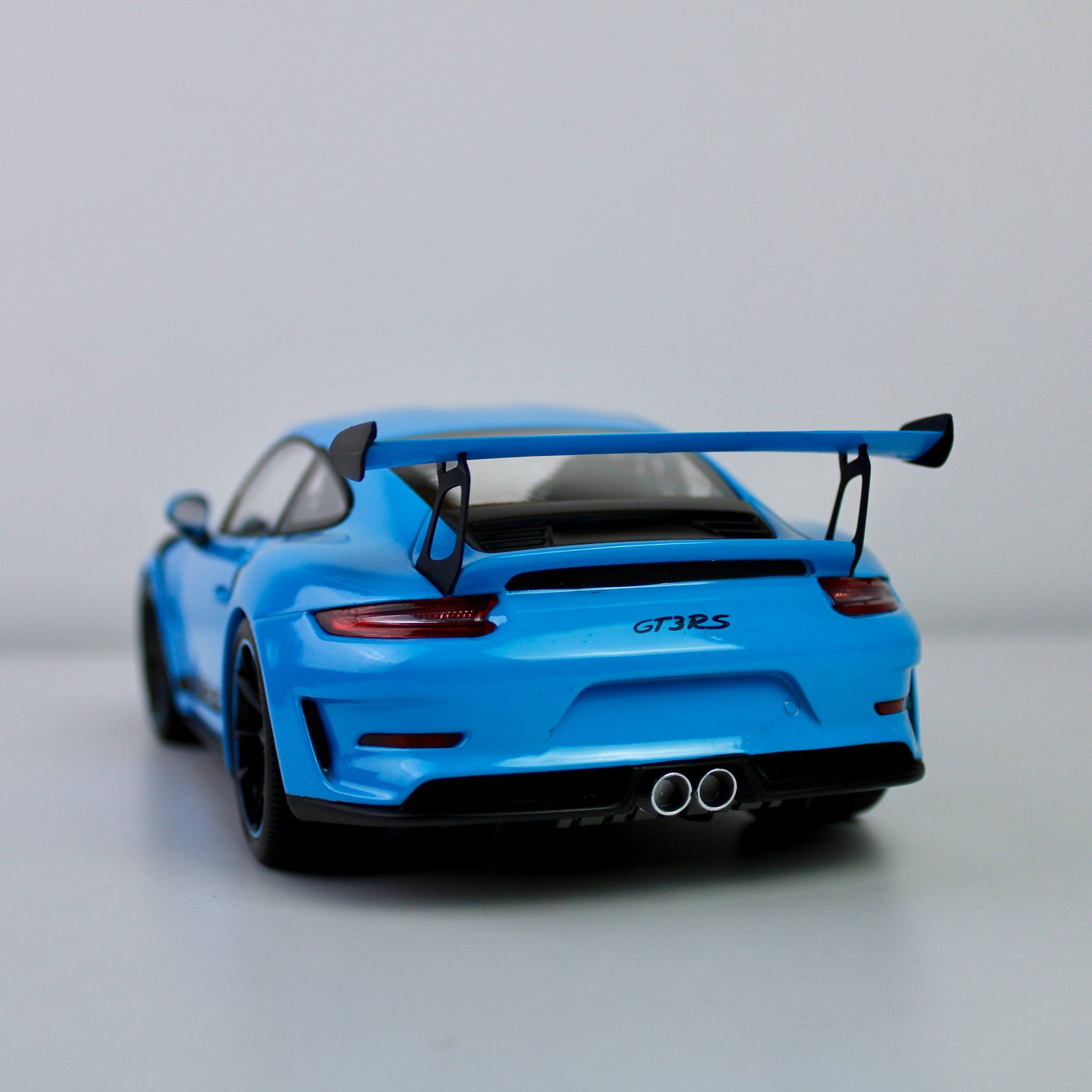 نموذج ويللي بورشه 911 GT3 RS المصبوب 1:18 - إصدار جي تي أوتوز (997)
