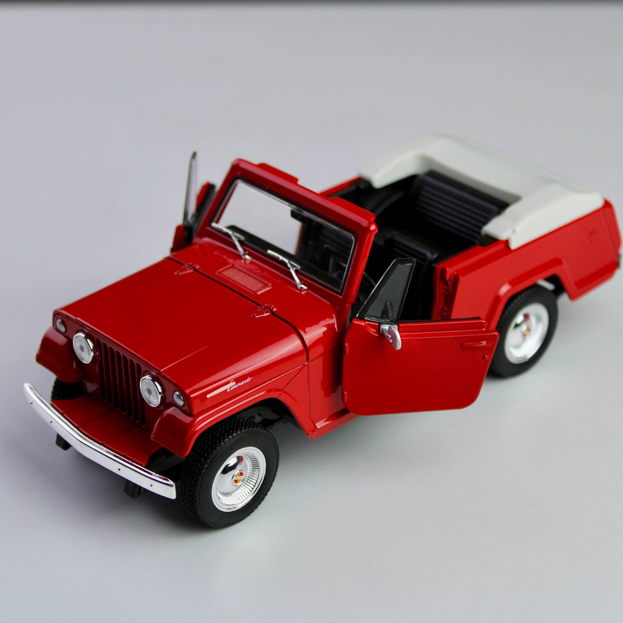 Welly Jeep Jeepster Commando 1967 Roadster 1:24 Die-Cast Model