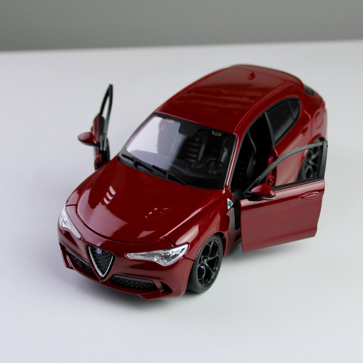 Bburago Alfa Romeo Stelvio 1:24 Die-Cast Model Car