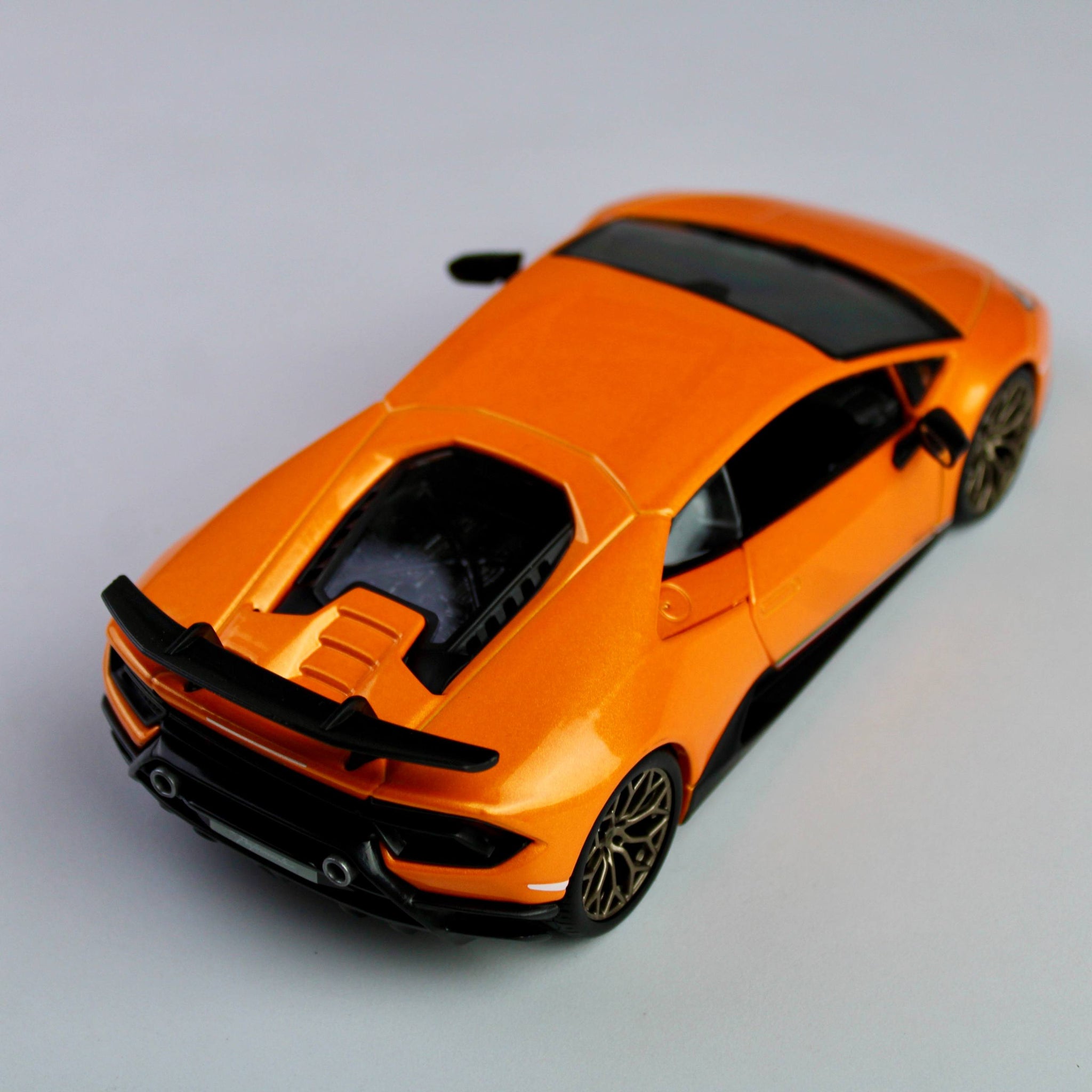 Bburago Lamborghini Huracán Performante 1:24 Die-Cast Model Car