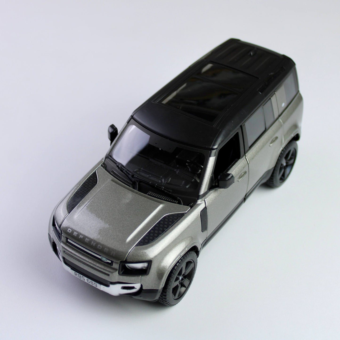 Bburago Land Rover Defender 110 2022 1:24 Die-Cast Model