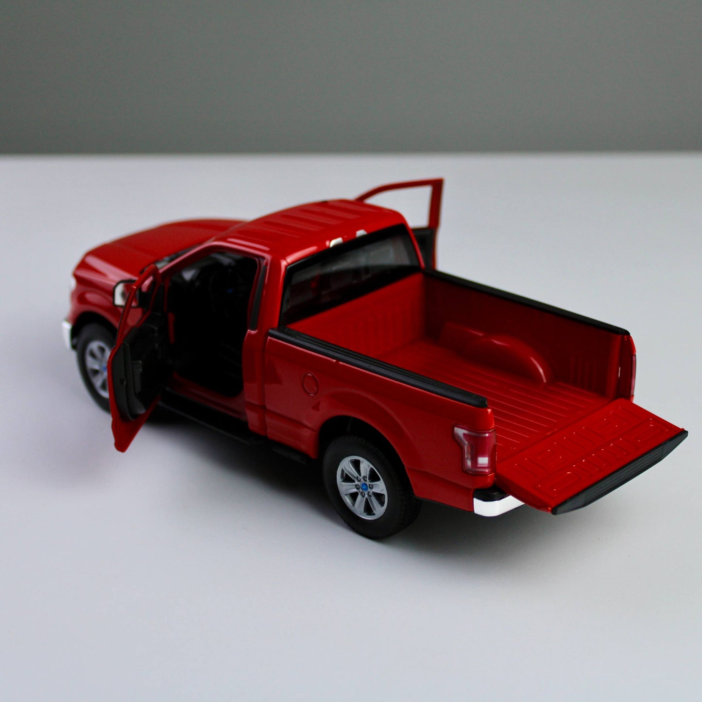 شاحنة نموذجية مصبوبة من Welly Ford F-150 2015 بمقياس 1:24