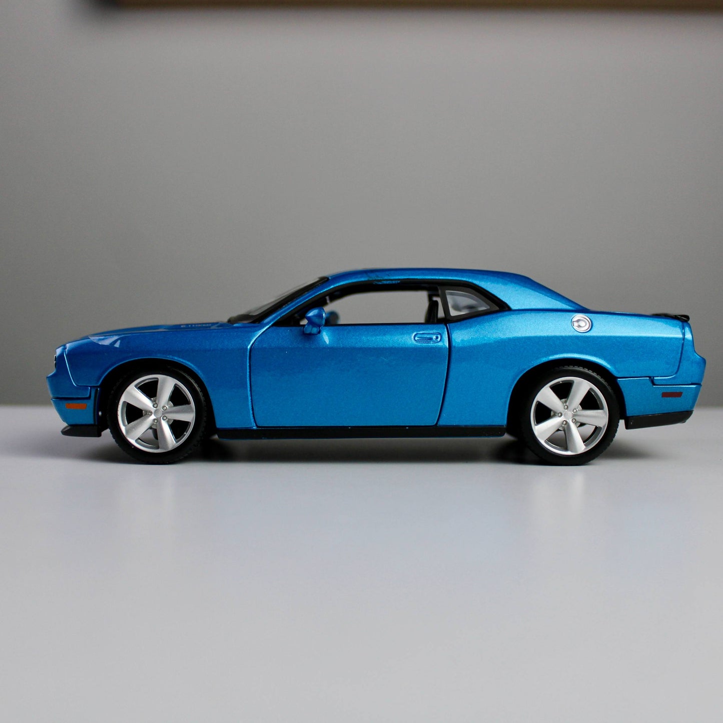 Maisto Dodge Challenger SRT8 2008 1:24 Die-Cast Model Car