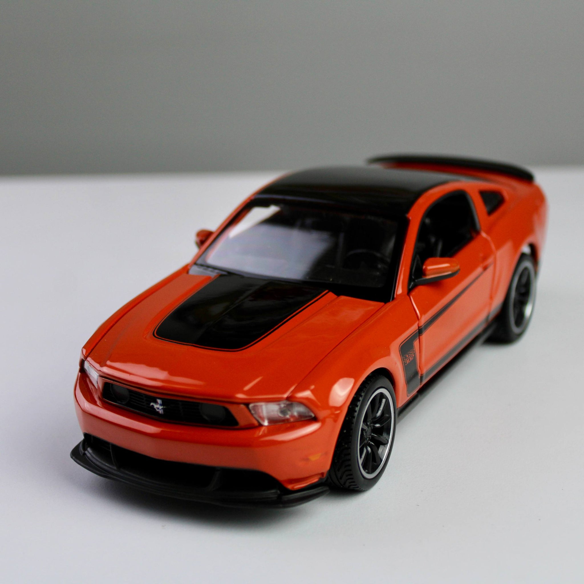Maisto Ford Mustang Boss 302 1:24 Die-Cast Model Car