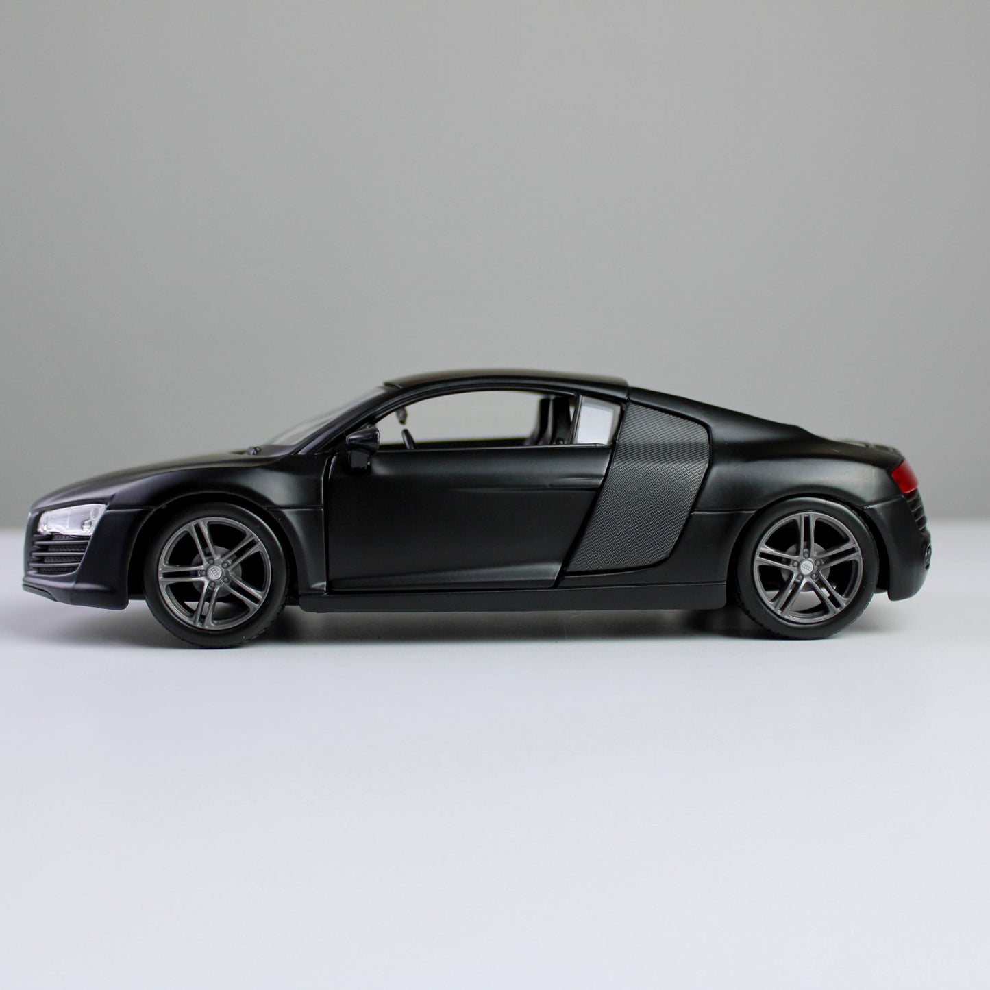 Maisto Audi R8 V10 Plus 1:24 Die-Cast Model Car