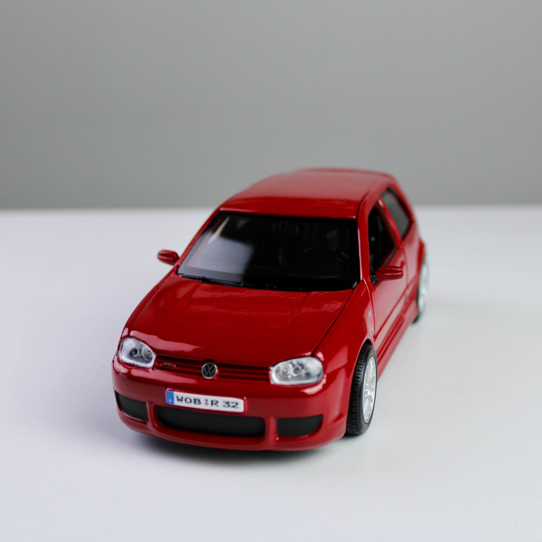 Maisto Volkswagen Golf R32 1:24 Die-Cast Model Car – Special Edition