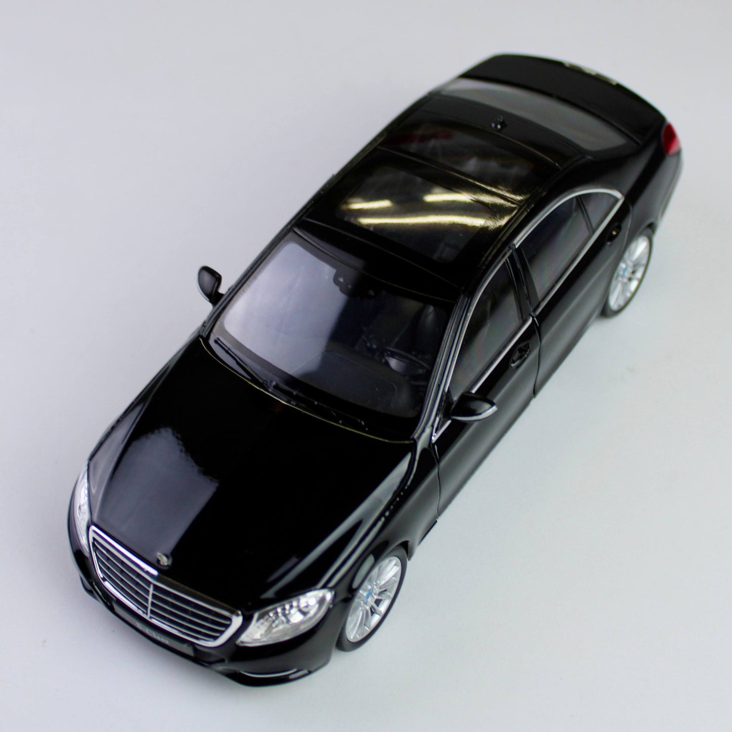 Welly Mercedes-Benz S-Class 1:24 Die-Cast Model Car