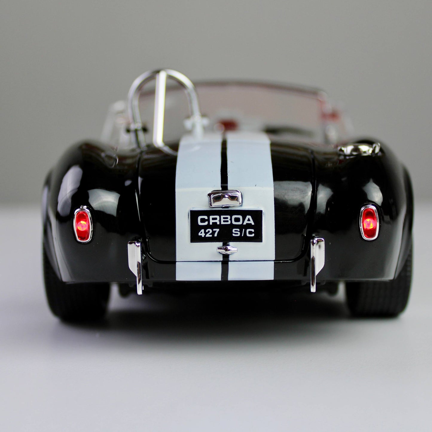 Ford Shelby Cobra 427 S/C 1:24 Die-Cast Model Car