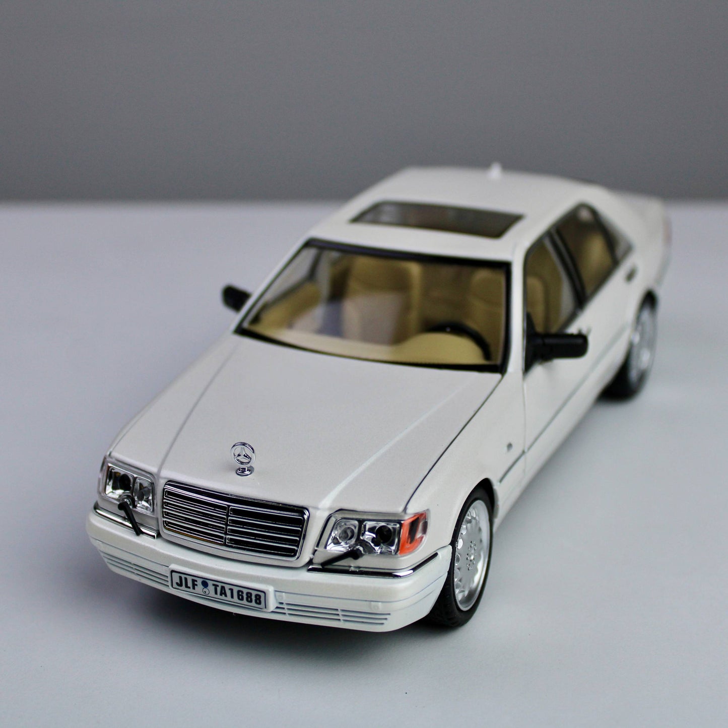 Mercedes-Benz S320 Classic Model Car – 1:24 Scale