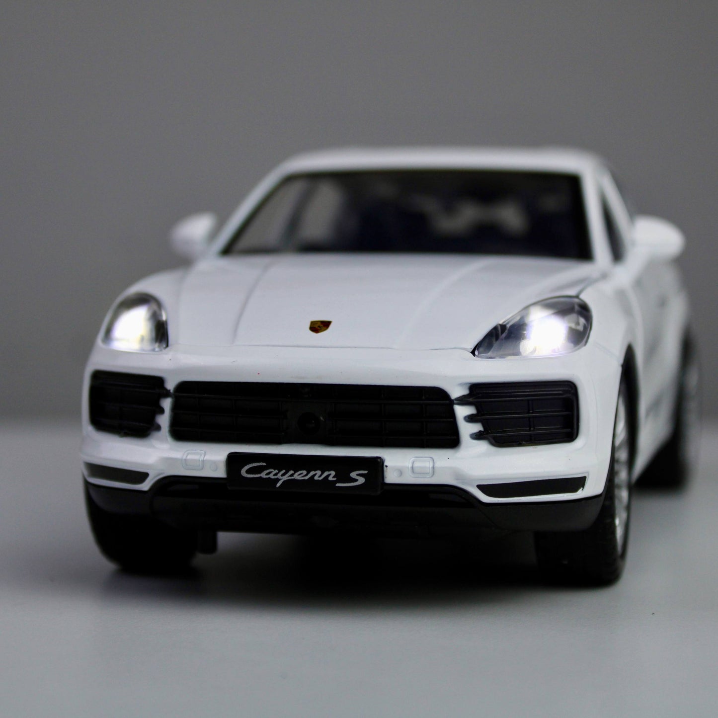 Porsche Cayenne S – 1:24 Die-Cast SUV Model with Light & Sound