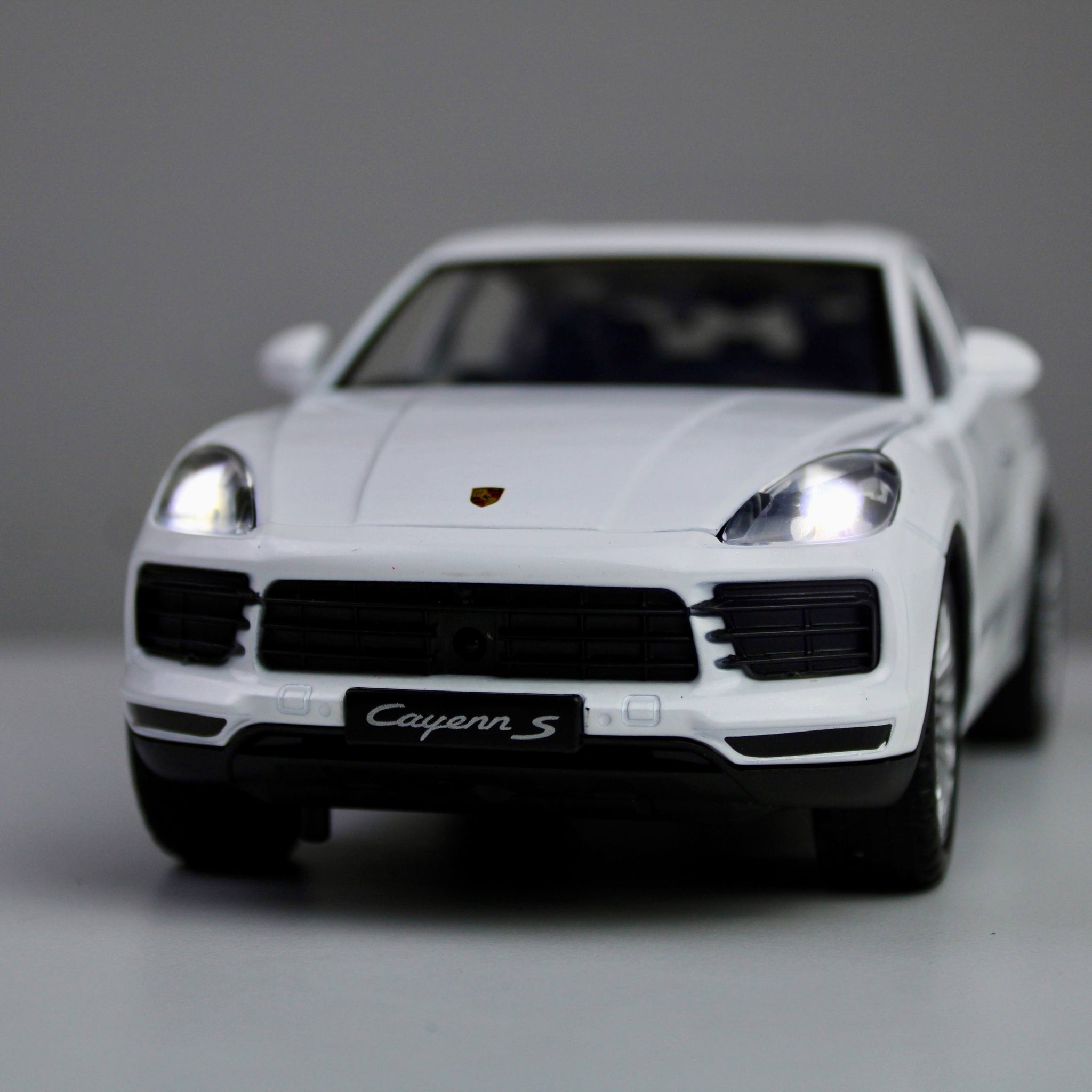 Porsche Cayenne S – 1:24 Die-Cast SUV Model with Light & Sound